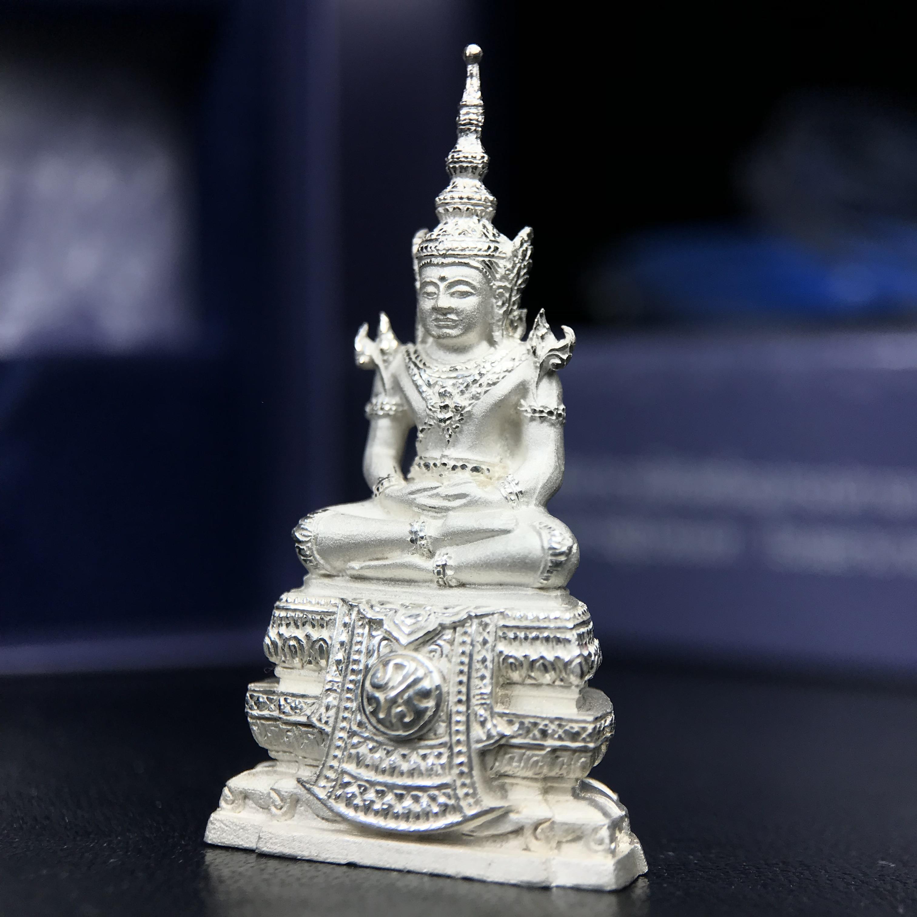 พระแก้วมรกต ภปร. ปี 2547 จัดสร้างโดยโรงพยาบาลภูมิพลอดุลยเดช เนื้อเงิน ลอยองค์ สูง 3.7 ซม. หน้าตัก 1/2 นิ้ว พิธีมหามังคาภิเษก ณ พระอุโบสถวัดพระศรีรัตนศาสดาราม(วัดพระแก้ว) งดงามทรงคุณค่าอีกหนึ่งรุ่นยอดนิยม หายาก(หมายเลขสวย ๑๔๙๙)(1ใน3000องค์)