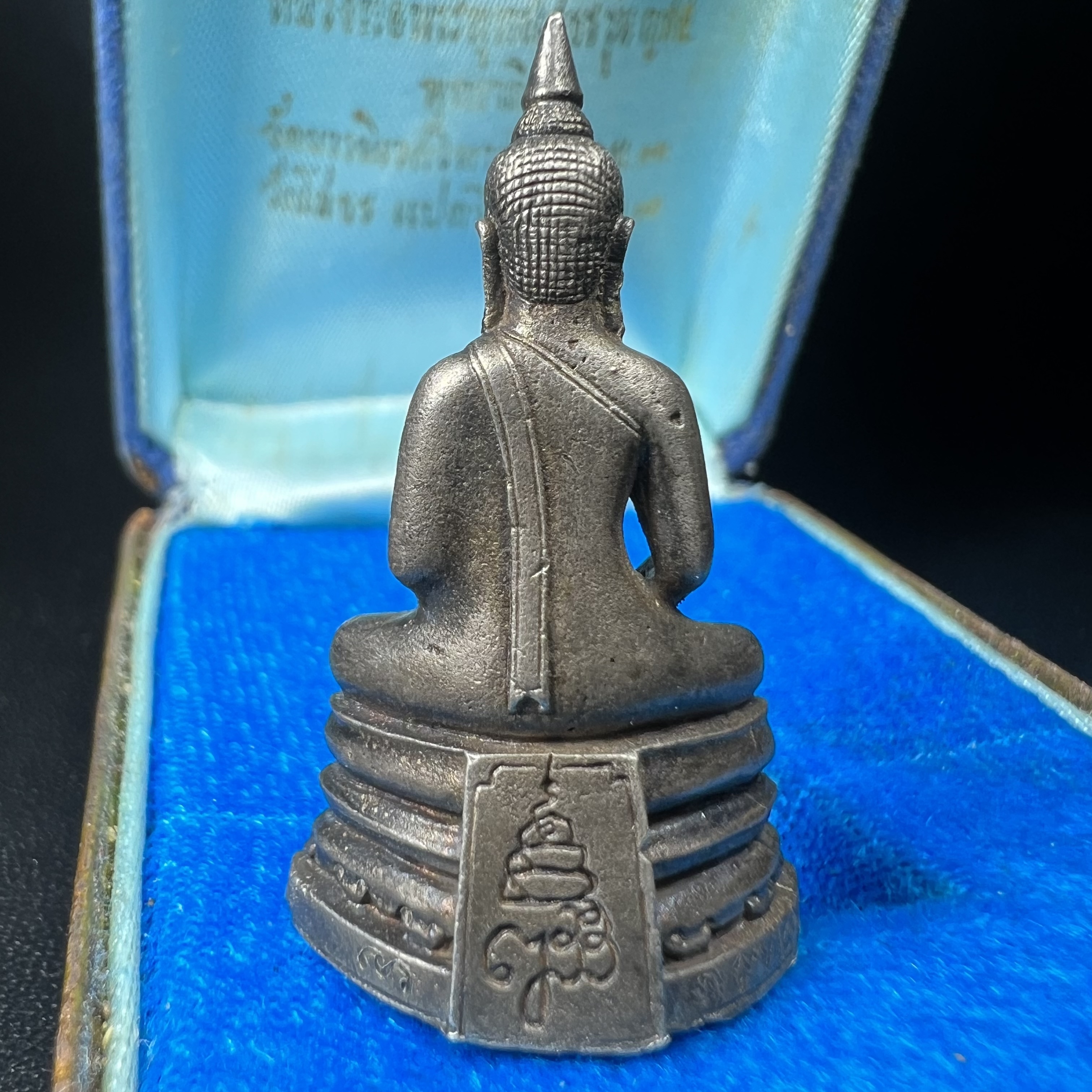 หลวงพ่อพระพุทธโสธร รุ่น ญสส. ปี 2533 พิมพ์ใหญ่เนื้อเงินผสมชนวน ผิวเดิมสวยเข้มขลังพร้อมกล่องบรรจุเดิมครบ(สมเด็จพระญาณสังวร สมเด็จพระสังฆราช เสด็จเป็นองค์ประธานเททอง)พระดีพิธีใหญ่ชนวนมวลสารเข้มขลังและเป็นอีกหนึ่งผลงานของนายช่างเกษม มงคลเจริญ งดงามทรงคุณค่า