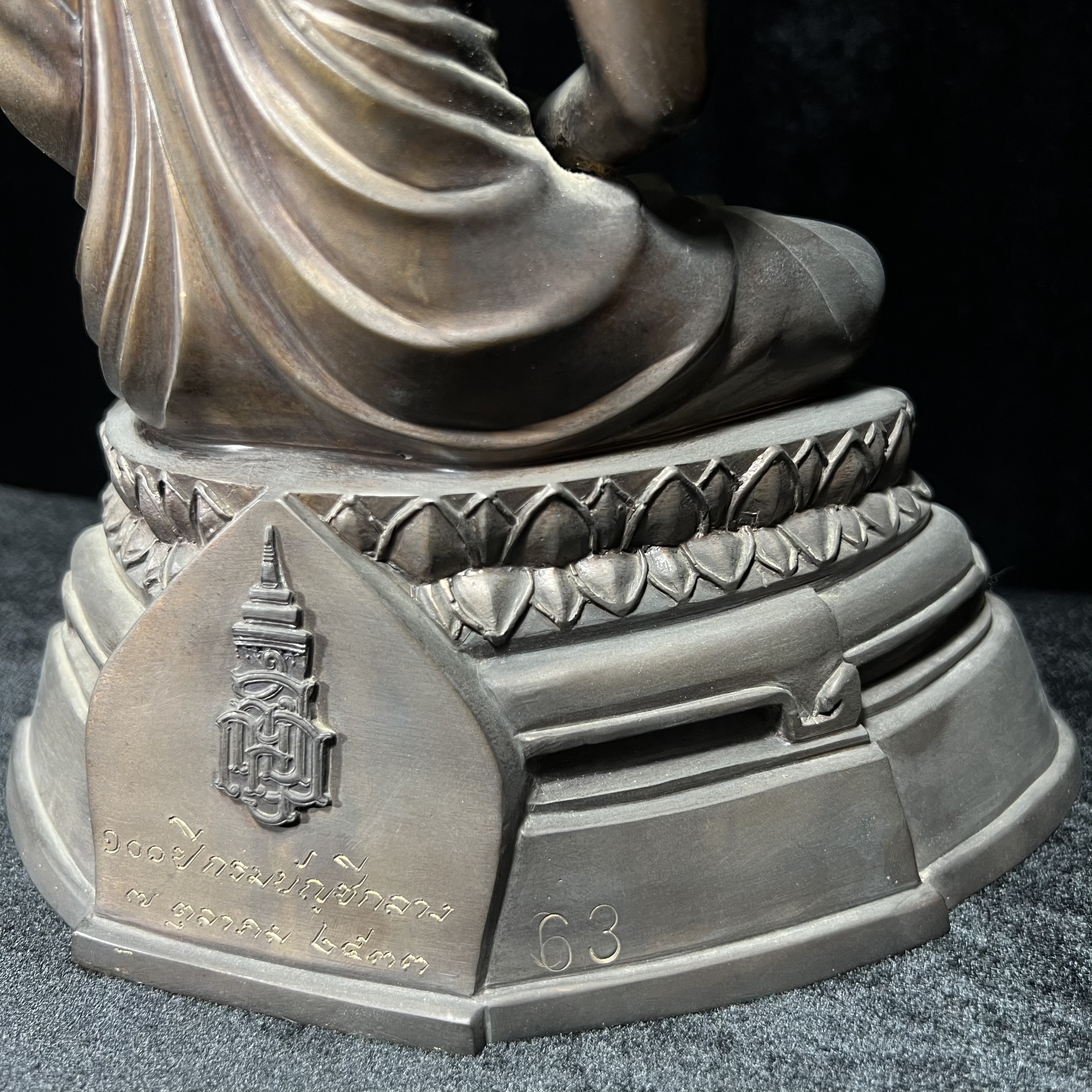 พระพุทธสิทธัตถศาสดา 100 ปี กรมบัญชีกลาง พ.ศ.2533(รุ่นแรก) เนื้อโลหะสำริด รมมันปู หน้าตัก 5.9 นิ้ว (พิธีใหญ่ ศิลป์สวย หายาก)(พระราชทานเม็ดพระธาตุ บรรจุมวลสารใต้ฐานองค์พระ)องค์หมายเลข 63(ผลรวมได้ 9 เลขมหามงคลเจริญก้าวหน้าในทุกด้าน)