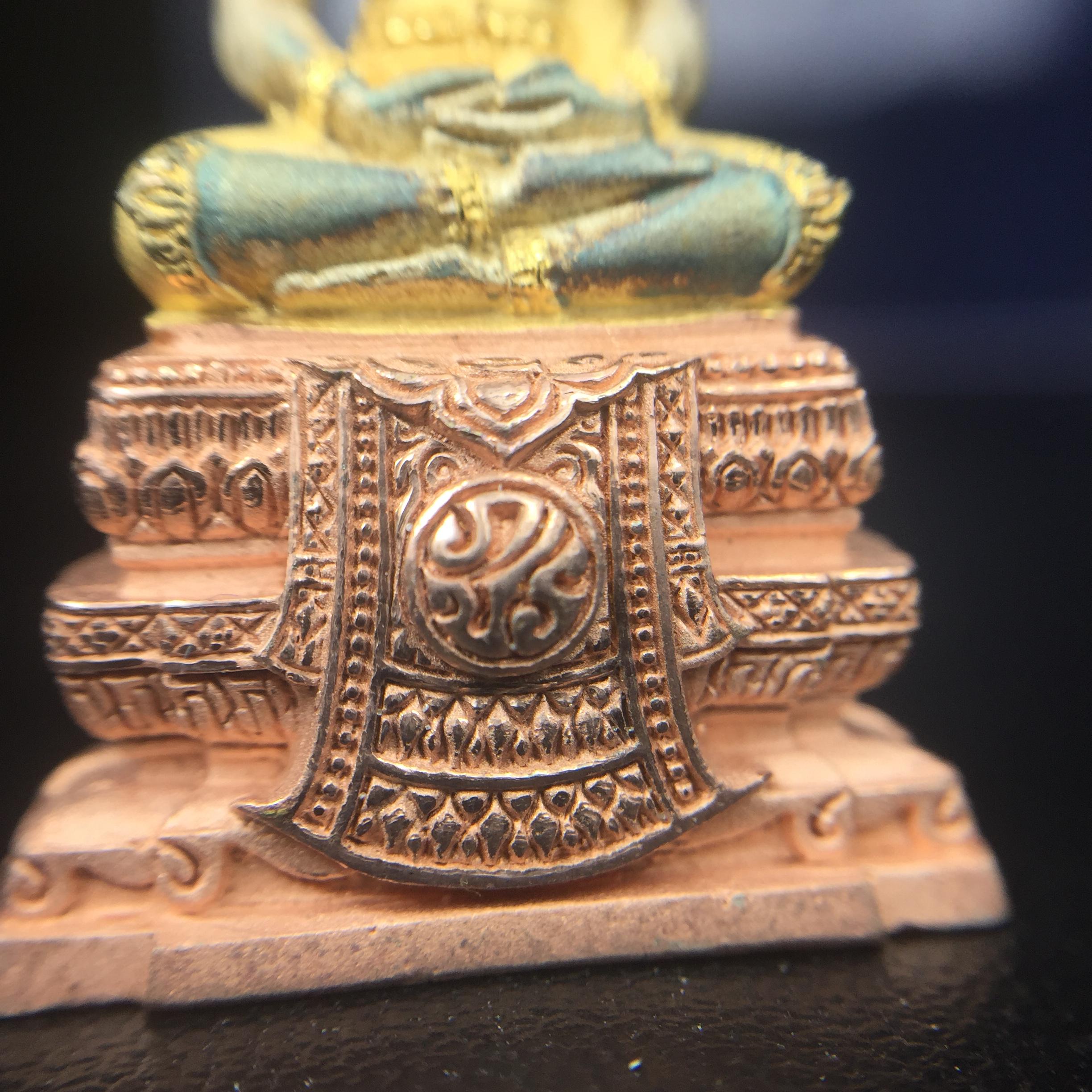 พระแก้วมรกต ภปร. ปี2547 จัดสร้างโดย รพ.ภูมิพลฯ เนื้อเงิน (3 กษัตริย์)ลอยองค์ หน้าตัก 1/2 นิ้ว (สภาพผิวเดิม ขึ้นสีรุ้งธรรมชาติ แบบนิยม) (1ใน3000องค์)