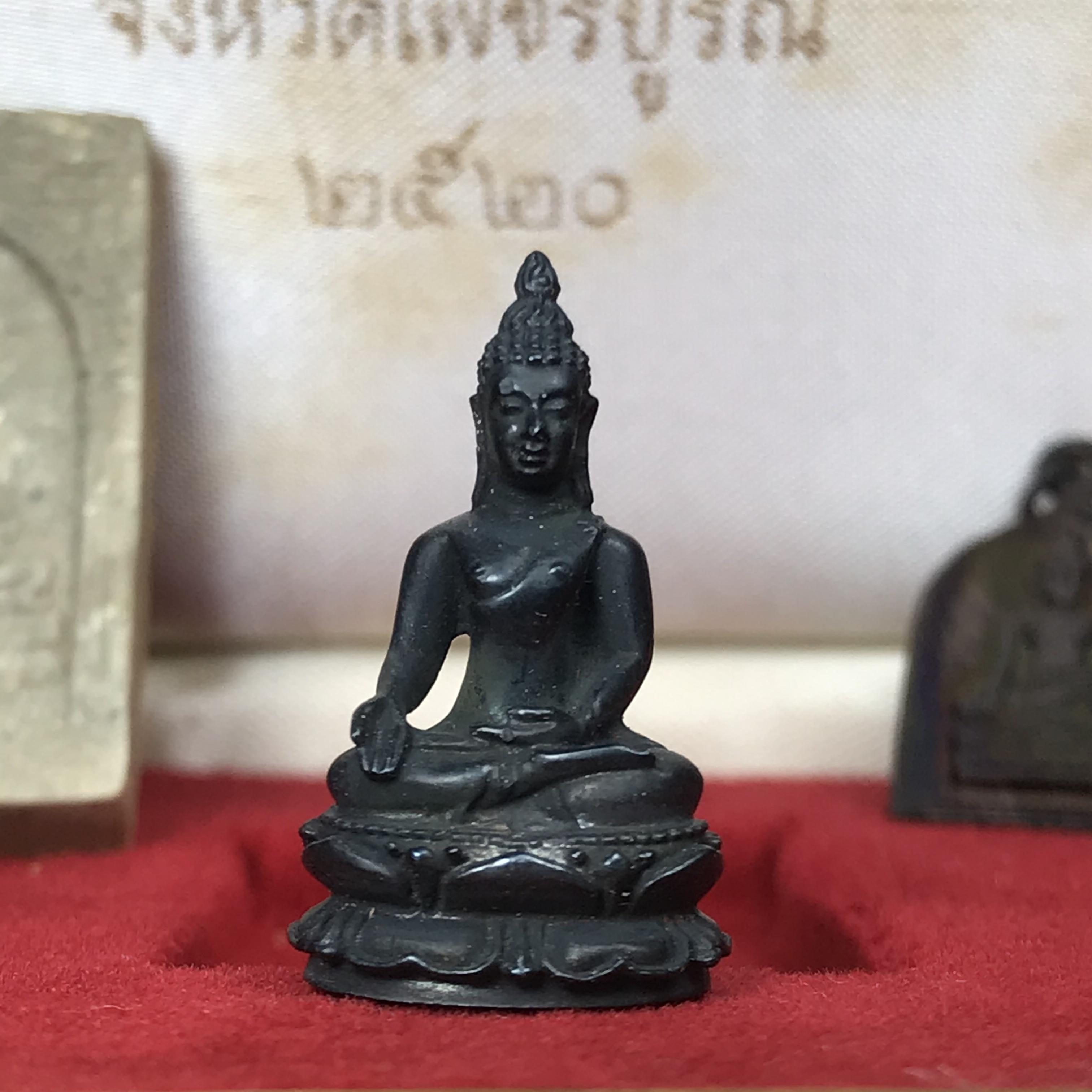 ชุดพระกริ่งไพรีพินาศ(รุ่นแรก สมเด็จพระญาณสังวร) เนื่องในพระบรมราชวโรกาสพระบาทสมเด็จพระเจ้าอยู่หัวรัชกาลที่9 เสด็จพระราชดำเนิน ในงานตัดลูกนิมิตสีมาอุโบสถ วัดเพชรวราราม จ.เพชรบูรณ์ ปี ๒๕๒๐ รุ่นเขาค้อ (ชุดกรรมการ ได้รับพระราชทาน พบเจอและหายากมากในปัจจุบัน)