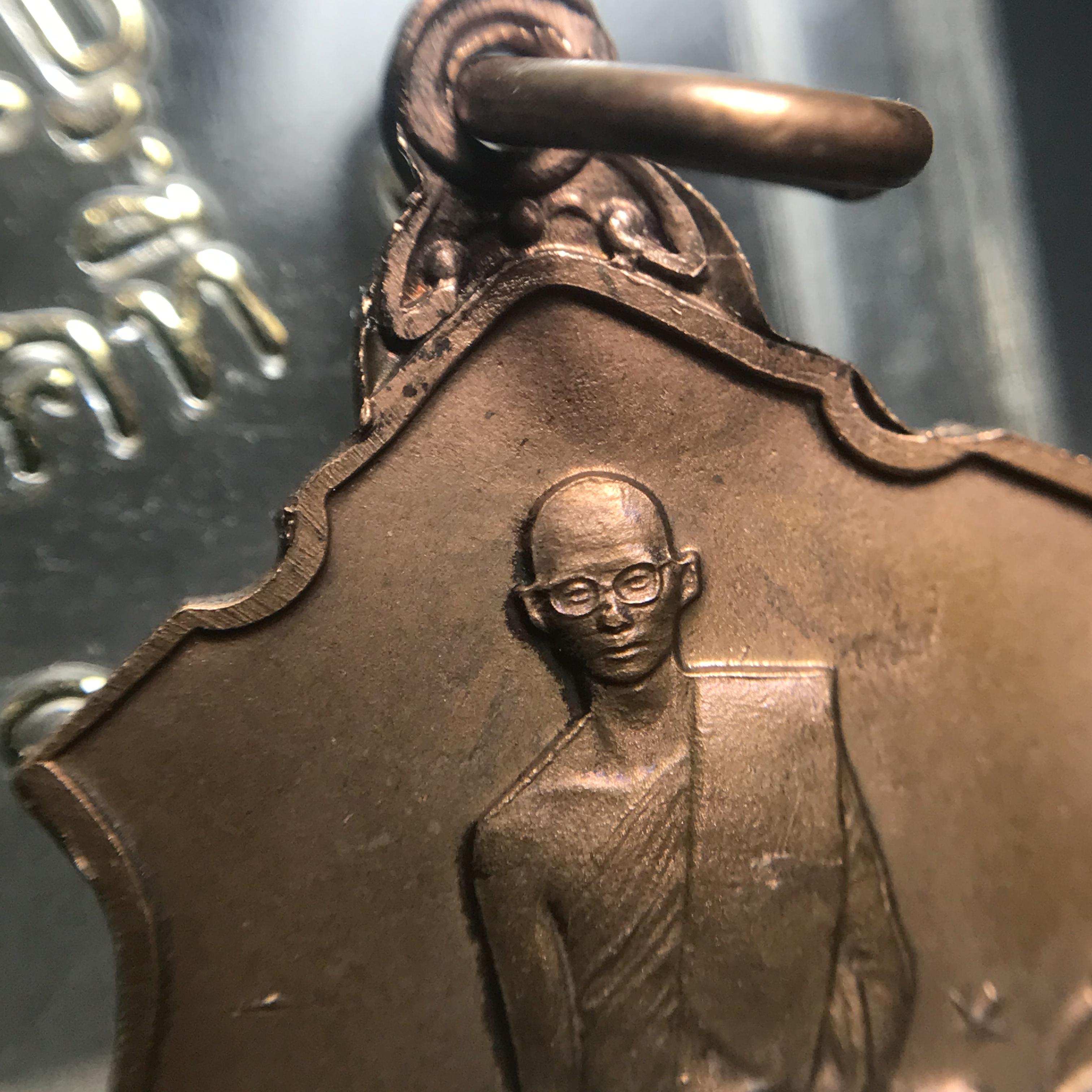 เหรียญในหลวงทรงผนวช-พระพุทธชินราช กองทัพภาคที่3จัดสร้าง ปี2517 เนื้อนวโลหะกล่องเดิม(สภาพคัดสวย)(หายาก)(ในหลวง ร.9 เสด็จในพิธี)(1ใน5000เหรียญ))