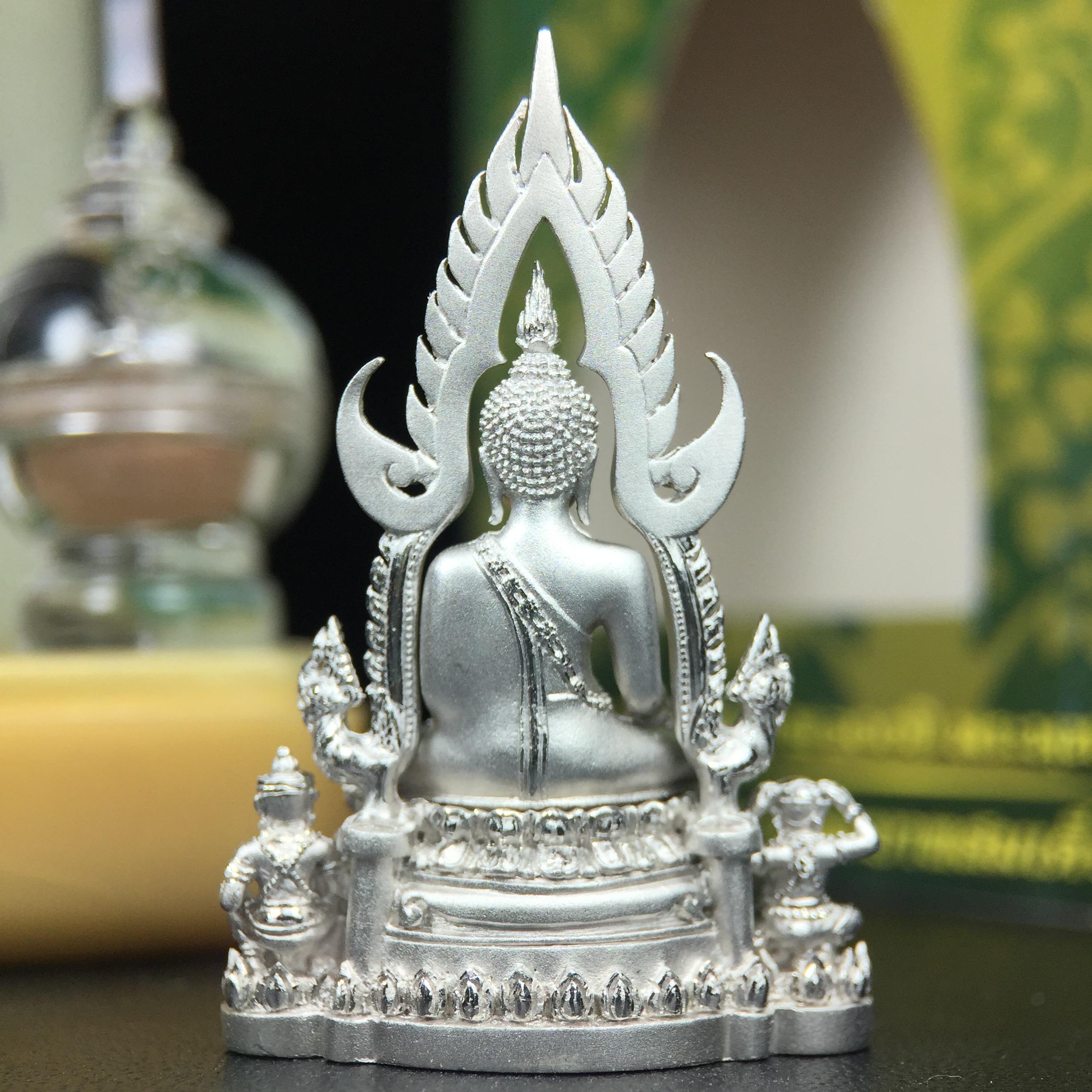 พระพุทธชินราช(จำลอง) ภปร. 84 พรรษา ปี 2554 เนื้อเงินชุบทองคำขาว พิมพ์กลางขนาดหน้าตัก 1/2 นิ้ว(พระราชทานมวลสาร จิตรลดาและเส้นพระเจ้า(เส้นผม)รัชกาลที่9)พุทธศิลป์ทรงคุณค่าอีกหนึ่งรุ่นยอดนิยม(องค์หมายเลขสวย เลขคู่ 1155)