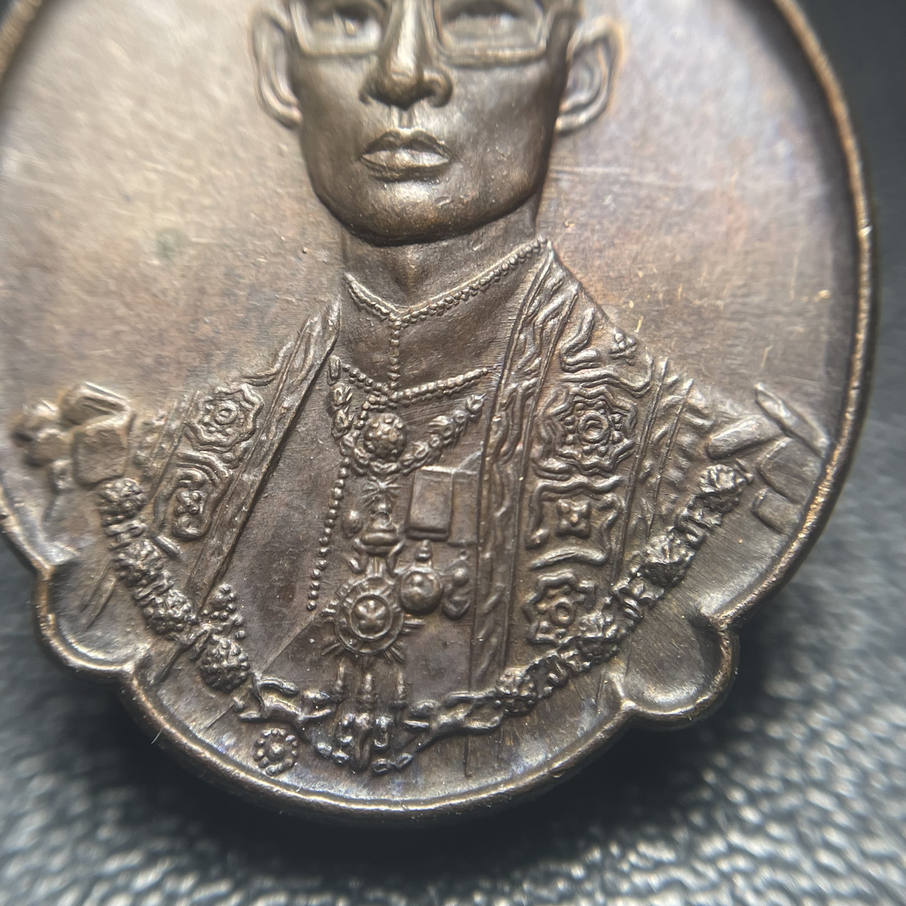 เหรียญ ร.9 ทรงเฉลิมพระชนมพรรษาครบ 4 รอบ ปี2518 (เนื้อทองแดงบล็อกวงเดือนล่างหายากนิยมที่สุดในรุ่น)(พิธีใหญ่)(รุ่นยอดนิยม เหรียญหลักที่ต้องมี เกจิดังในยุคร่วมปลุกเสก)