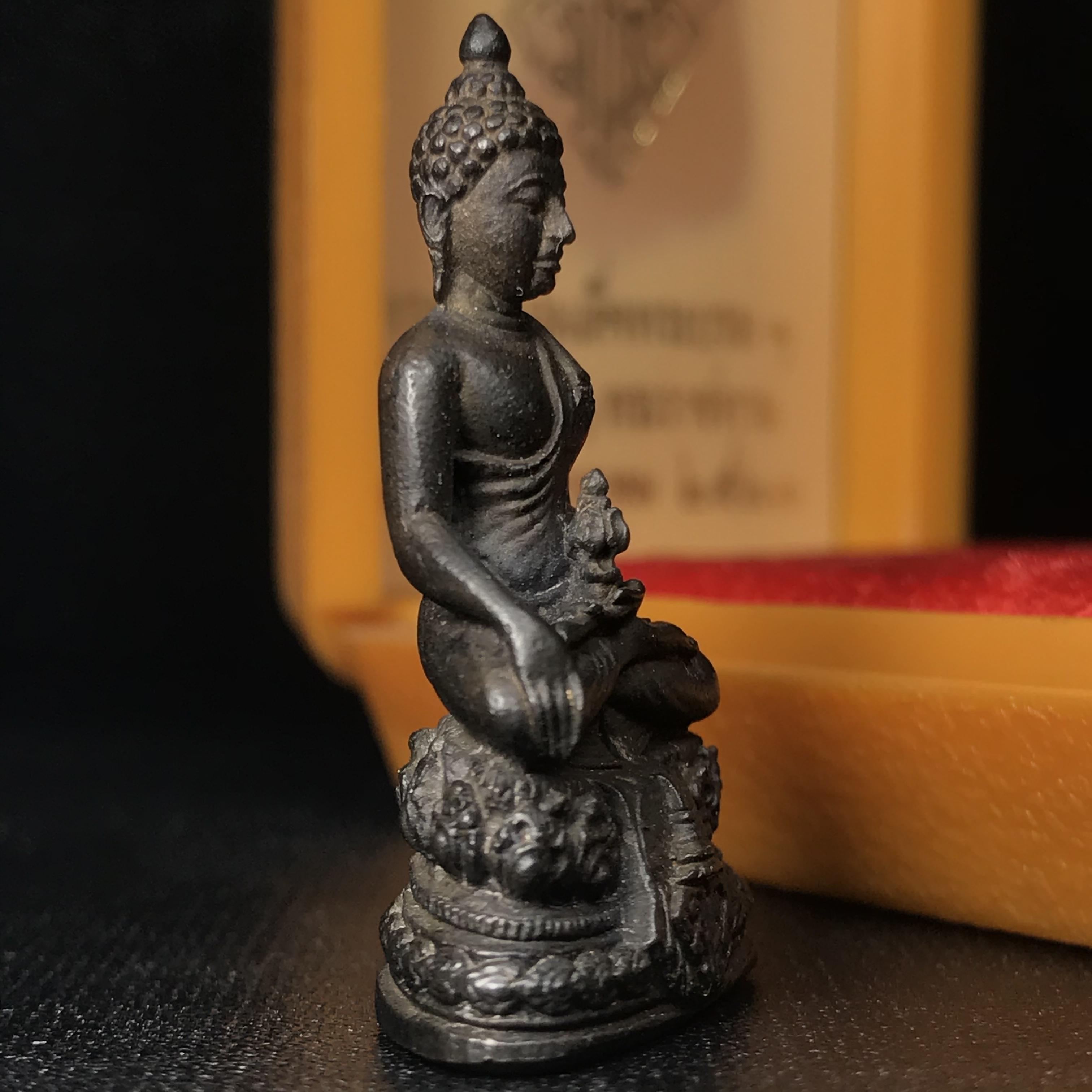 พระกริ่ง มวก(รุ่นแรก)พระราชทาน ปี2523 วัดบวรนิเวศวิหาร เนื้อนวโลหะกล่องบรรจุเดิม(คัดสวยคมชัด เนื้อนวโลหะเข้มขลังตามแบบฉบับงานแกะแม่พิมพ์โดย นายช่างเกษม มงคลเจริญ แบบนิยม พร้อมกล่องบรรจุเดิม)(หลวงปู่โต๊ะร่วมปลุกเสก)