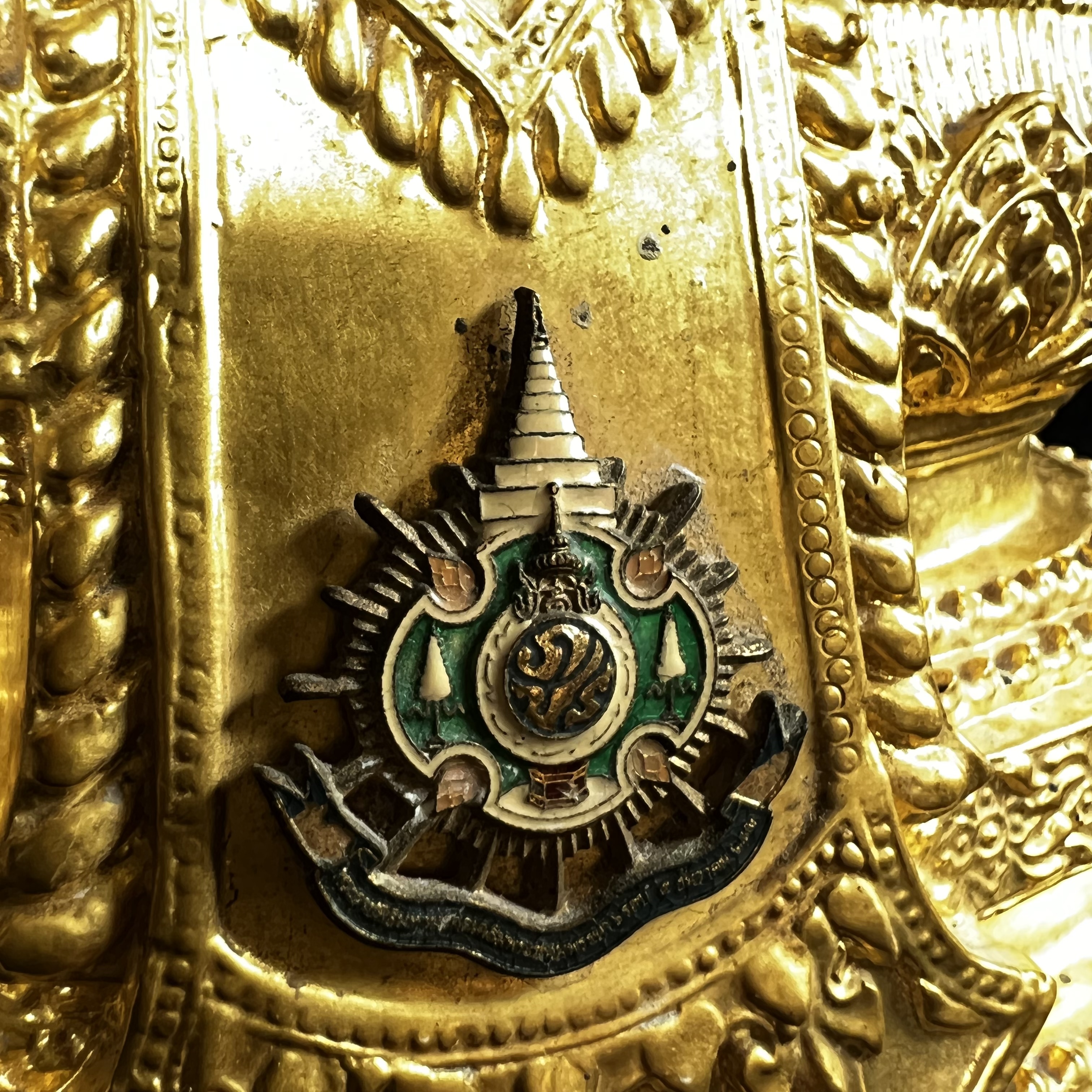 พระพุทธมหามณีรัตนปฏิมากร (จำลอง)พระแก้วมรกต วัดพุทธไทยถาวรวนาราม นครนิวยอร์ก ตรา ภปร. 6รอบ 72พรรษา ในหลวงรัชกาลที่9 ปี2542 ขนาดบูชาหน้าตัก 5นิ้ว หล่อเนื้อโลหะ(ในหลวงรัชกาลที่9 เสด็จเจิมพระสุหร่าย)(1ใน999องค์)