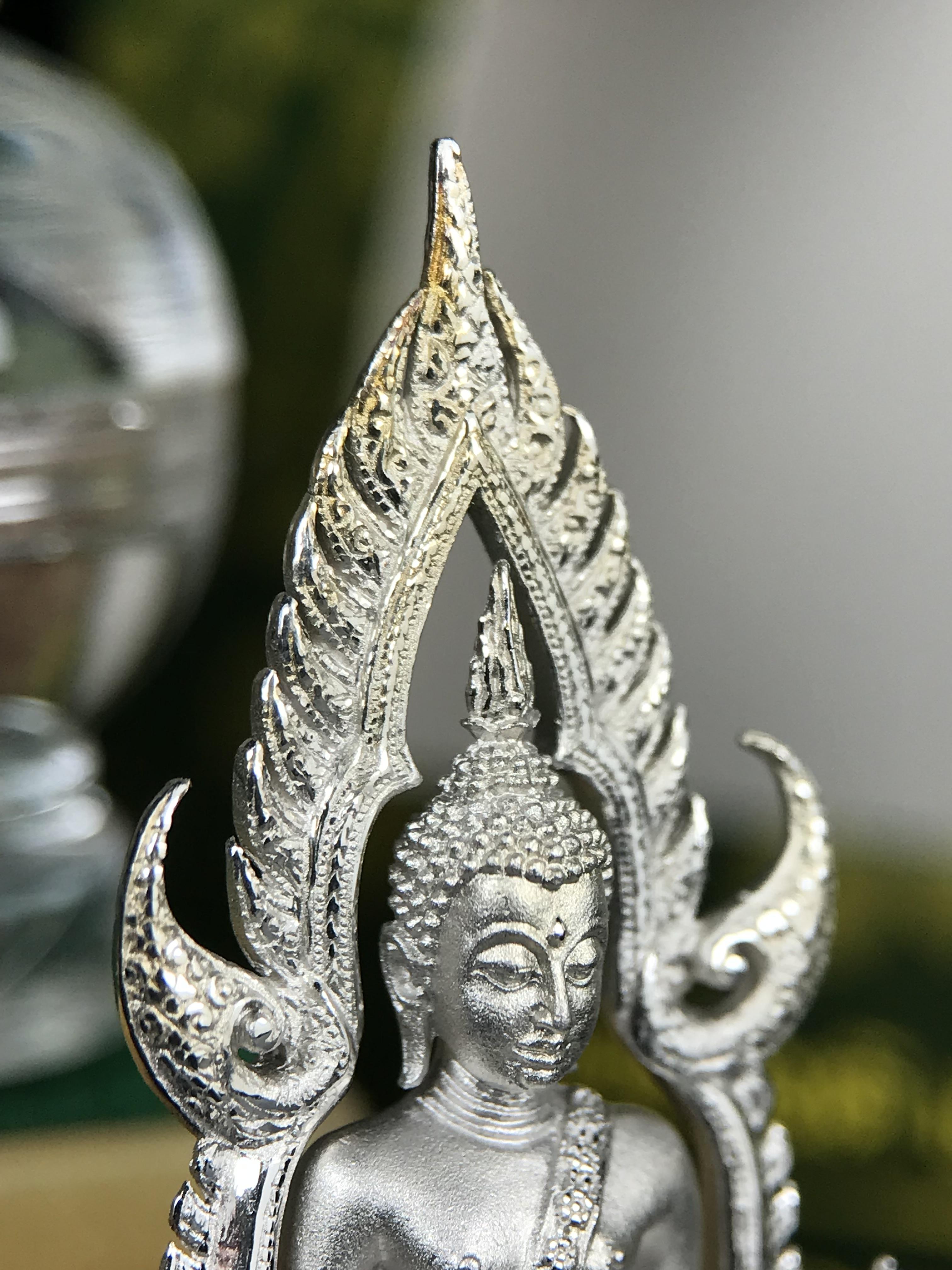 พระพุทธชินราช ภปร. 84 พรรษาในหลวงรัชกาลที่ 9 ปี 2554 พิมพ์กลางขนาดหน้าตัก 1/2 นิ้ว(สูง 3.8 ซม.) เนื้อเงินชุบทองคำขาว(สภาพผิวเดิมสวย) (พระราชทานมวลสาร จิตรลดาและเส้นพระเจ้า(เส้นผม)รัชกาลที่9)พุทธศิลป์ทรงคุณค่าอีกหนึ่งรุ่นยอดนิยม(องค์หมายเลข ๒๔๐๐)