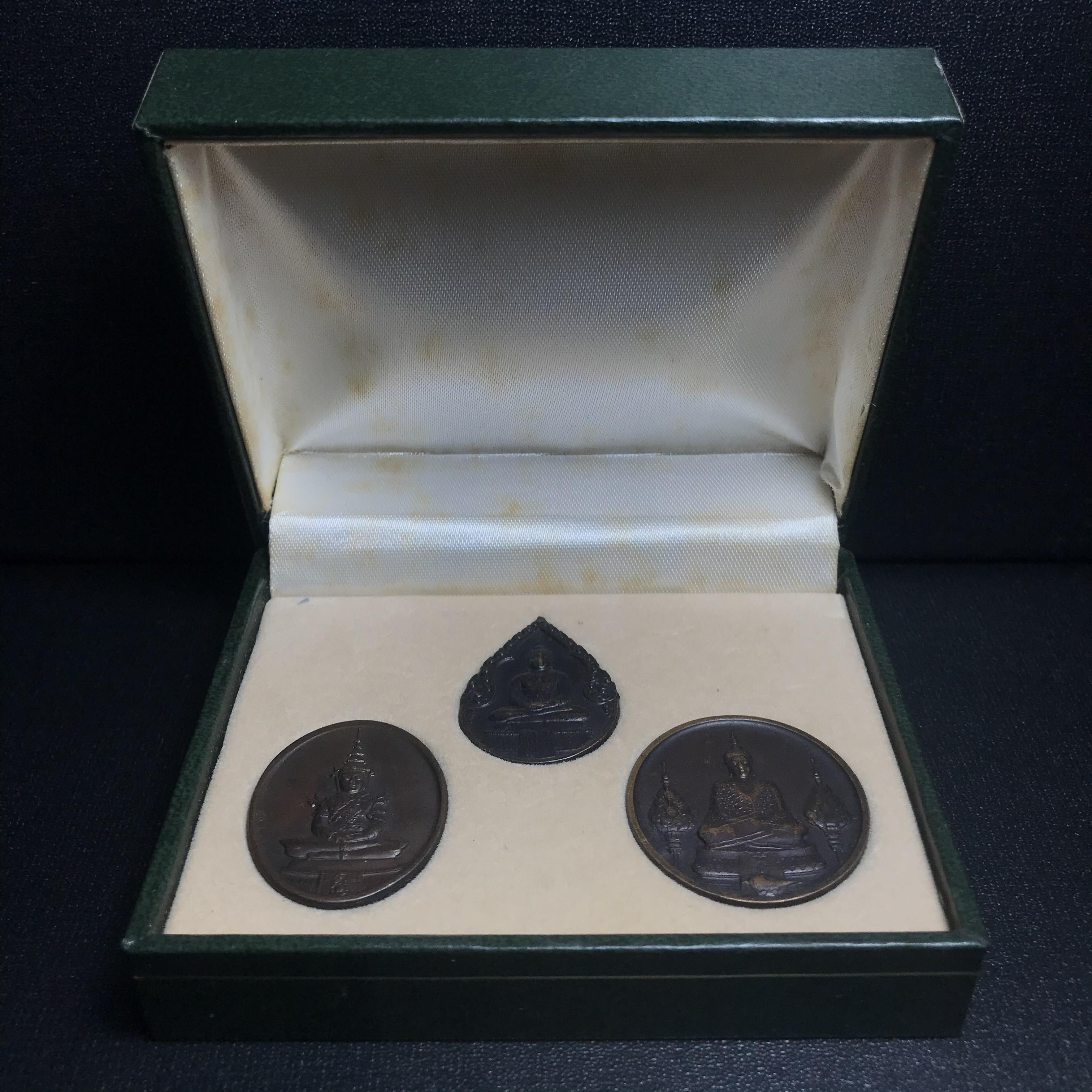 เหรียญพระแก้วมรกตหลัง ภปร ฉลองกรุงรัตนโกสินทร์ครบ 200 ปี พ.ศ.2525 เนื้อทองแดงกล่องบรรจุเดิมครบ3พิมพ์(บล็อกพระราชศรัธา)(ในหลวงรัชกาลที่9 เสด็จในพิธี)