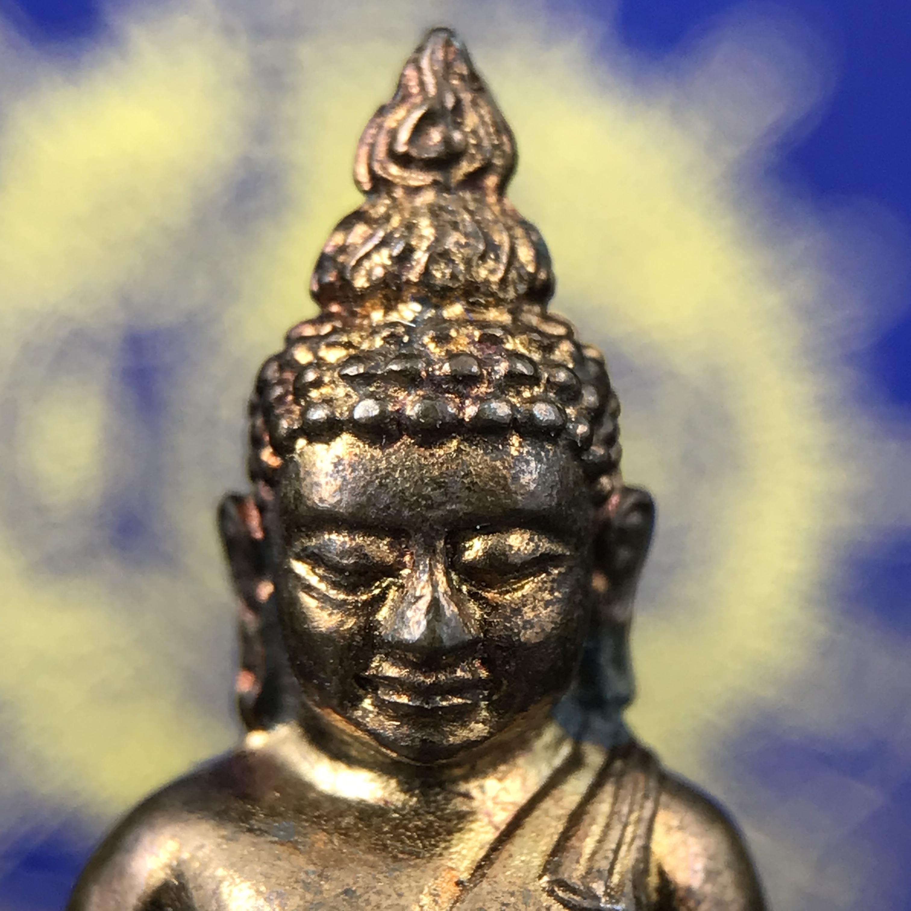 พระกริ่งไพรีพินาศ บรรจุเหล็กไหล ครั้งแรกและครั้งเดียวในประวัติศาสตร์ เฉลิมพระเกียรติ พระบาทสมเด็จพระเจ้าอยู่หัวรัชกาลที่9 พระชนมพรรษา 6 รอบ ปี2542 เนื้อสัมฤทธิ์(บรรจุเหล็กไหล)ดีนอก-ดีใน พิธีใหญ่ มวลสารเด่น (หายาก)