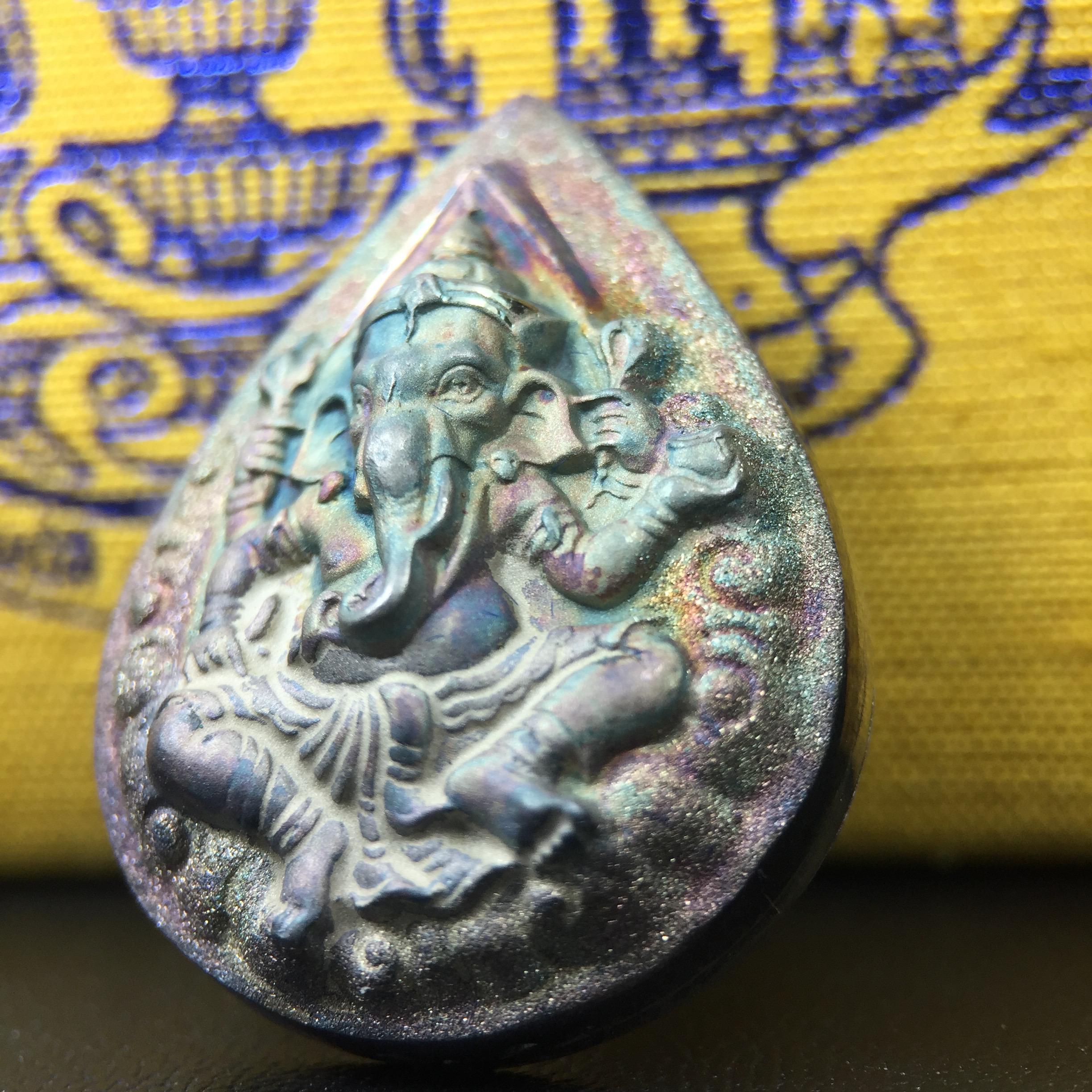 เหรียญพระพิฆเนศวร ญสส. ชุดกาญจนาภิเษกครองราชย์ 50 ปี พุทธศักราช 2538 พิมพ์ใหญ่(2.9 ซม.) เนื้อเงินผิวเดิมกลับดำขึ้นสีรุ้งเข้มขลังงดงามธรรมชาติสร้างสรรค์ สภาพสวยเดิมพร้อมกล่องบรรจุเดิม ตอกโค๊ดหมายเลขกำกับ(1ใน 5539องค์)