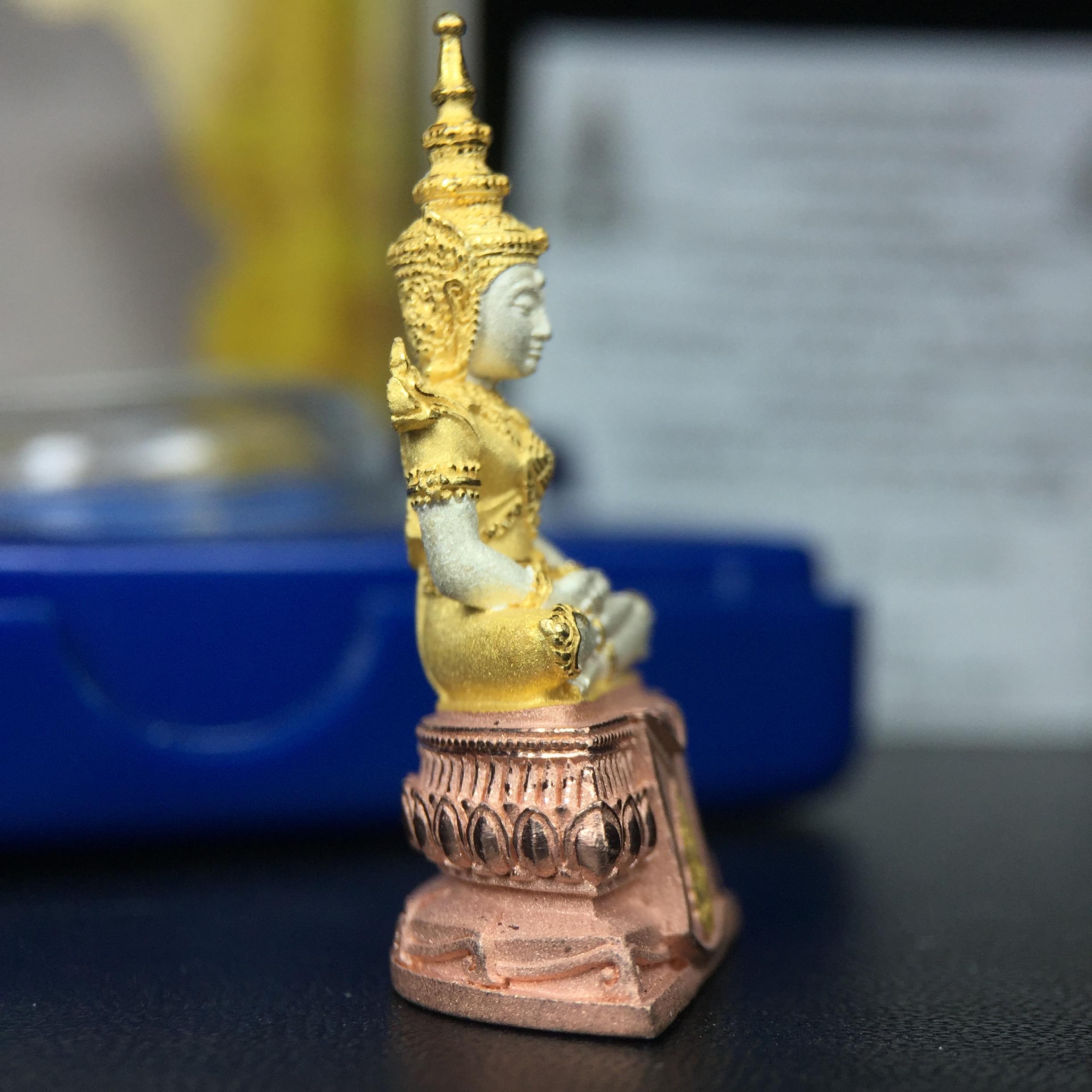 พระแก้วมรกต(จำลอง)ลอยองค์ ขนาดหน้าตัก 1/2 นิ้ว ทรงเครื่องฤดูร้อน เนื้อเงินสามกษัตริย์ ตราสัญลักษณ์ฉลองสิริราชสมบัติ ครบ 60 ปี พ.ศ.2549(สภาพสวย ครบ สมบูรณ์)