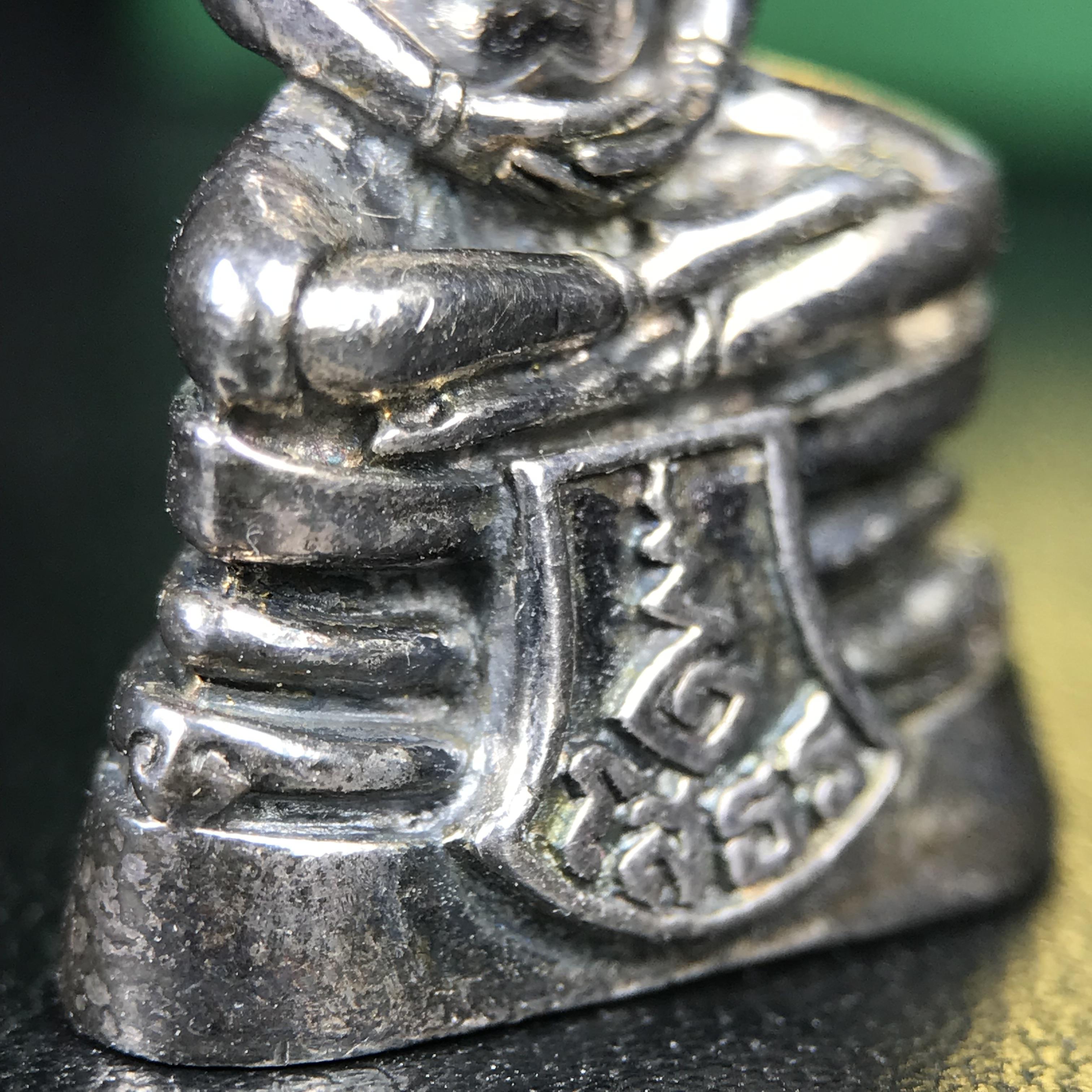 พระพุทธโสธร รุ่น กศก. 120 ปี เนื่องในโอกาสครบ 120 ปี กรมศุลกากร กระทรวงการคลัง จัดสร้าง ปี 2537 เนื้อเงินบริสุทธิ์ 99.9% ผิวขัดเงาลงดำ(เข้มขลัง)(งานบริษัท แพรนด้า จิวเวลรี่)สวยงดงาม ทรงคุณค่า