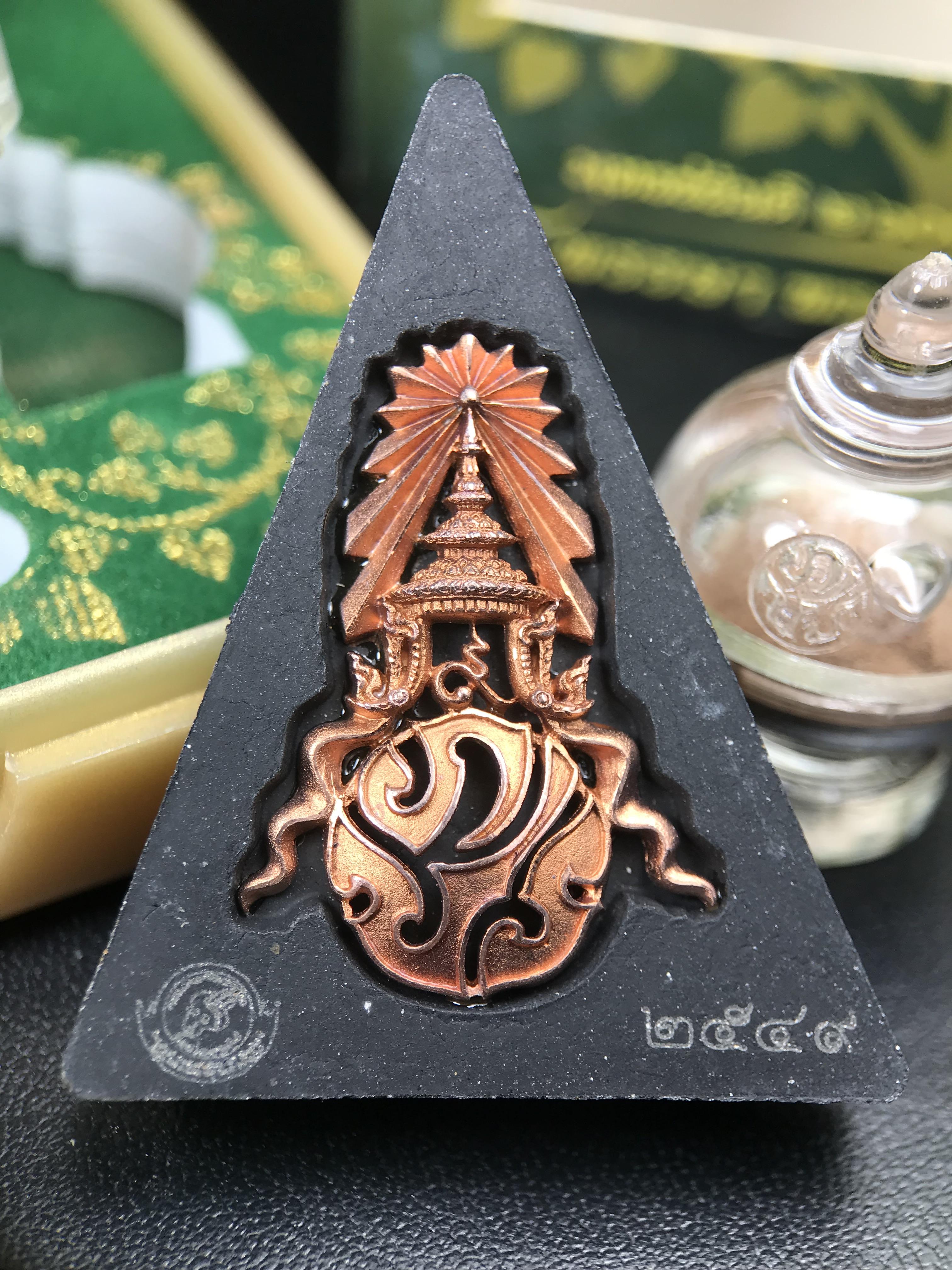 พระพุทธชินราช ภปร. 84พรรษา เนื้อผงปิดทองด้านหน้า หลัง ภ.ป.ร. เนื้อแดง (พระราชทานมวลสาร จิตรลดาและเส้นพระเจ้า(เส้นผม)ในหลวงรัชกาลที่9)พุทธศิลป์ทรงคุณค่าอีกหนึ่งรุ่นยอดนิยม(องค์หมายเลข ๒๕๔๙)1 ใน 10000 องค์