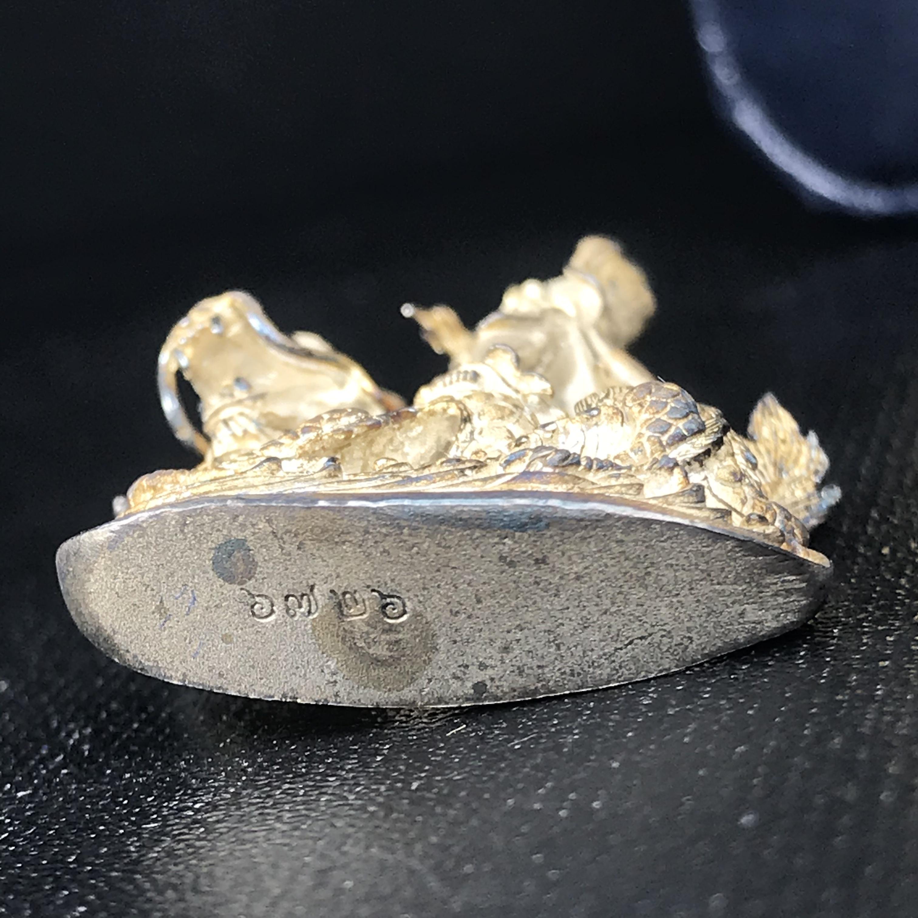 รูปหล่อลอยองค์พระโพธิสัตว์กวนอิม ทรงประทับมังกร จ.ระนอง เนื้อเงิน พิมพ์ใหญ่(สภาพผิวเดิม ขึ้นสีรุ้งธรรมชาติ แบบนิยม) เฉลิมฉลองในวโรกาสที่พระบาทสมเด็จพระเจ้าอยู่หัวทรงครองสิริราชสมบัติครบ 50 ปี จ.ระนอง พ.ศ.2539