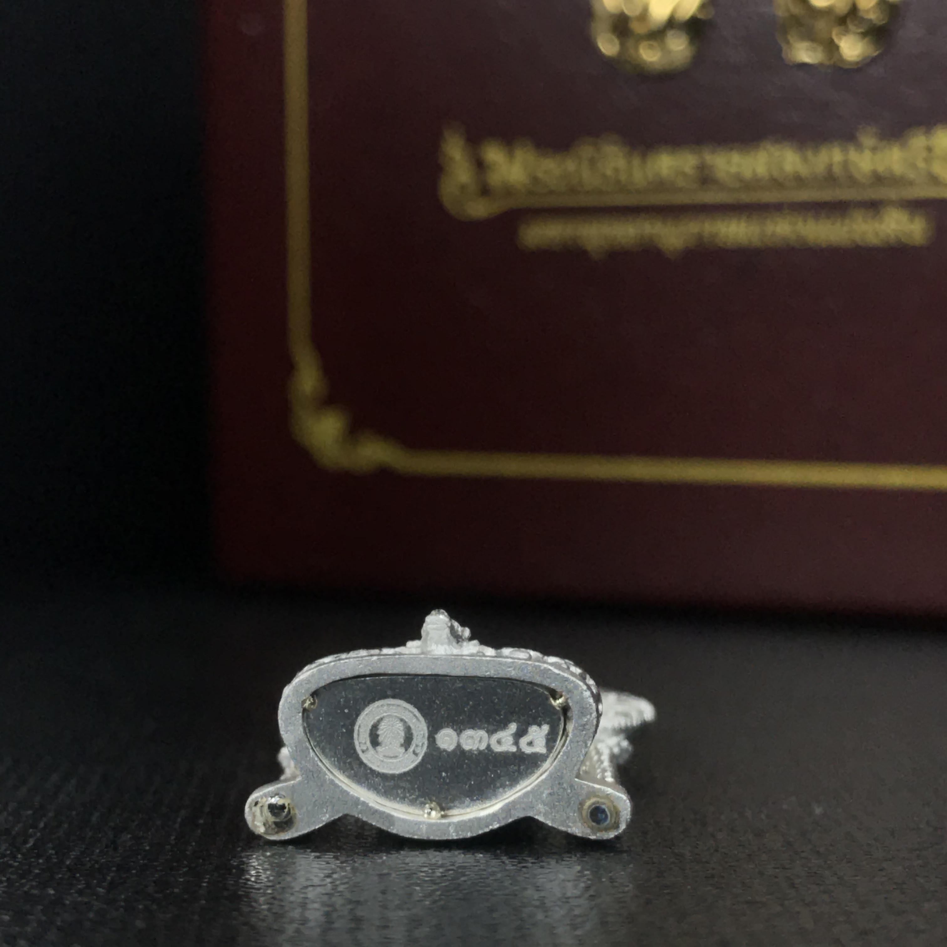 พระนิรันตรายสองกษัตริย์ มหาพุทธานุภาพแห่งแผ่นดิน ปี2552 "พระผู้ปกป้องคุ้มครองจากภัยอันตรายทั้งปวง"พระกริ่งเนื้อเงิน หน้าตัก 1/2 นิ้ว พร้อมกล่องบรรจุเดิมครบชุด(1 ใน 9999 องค์)