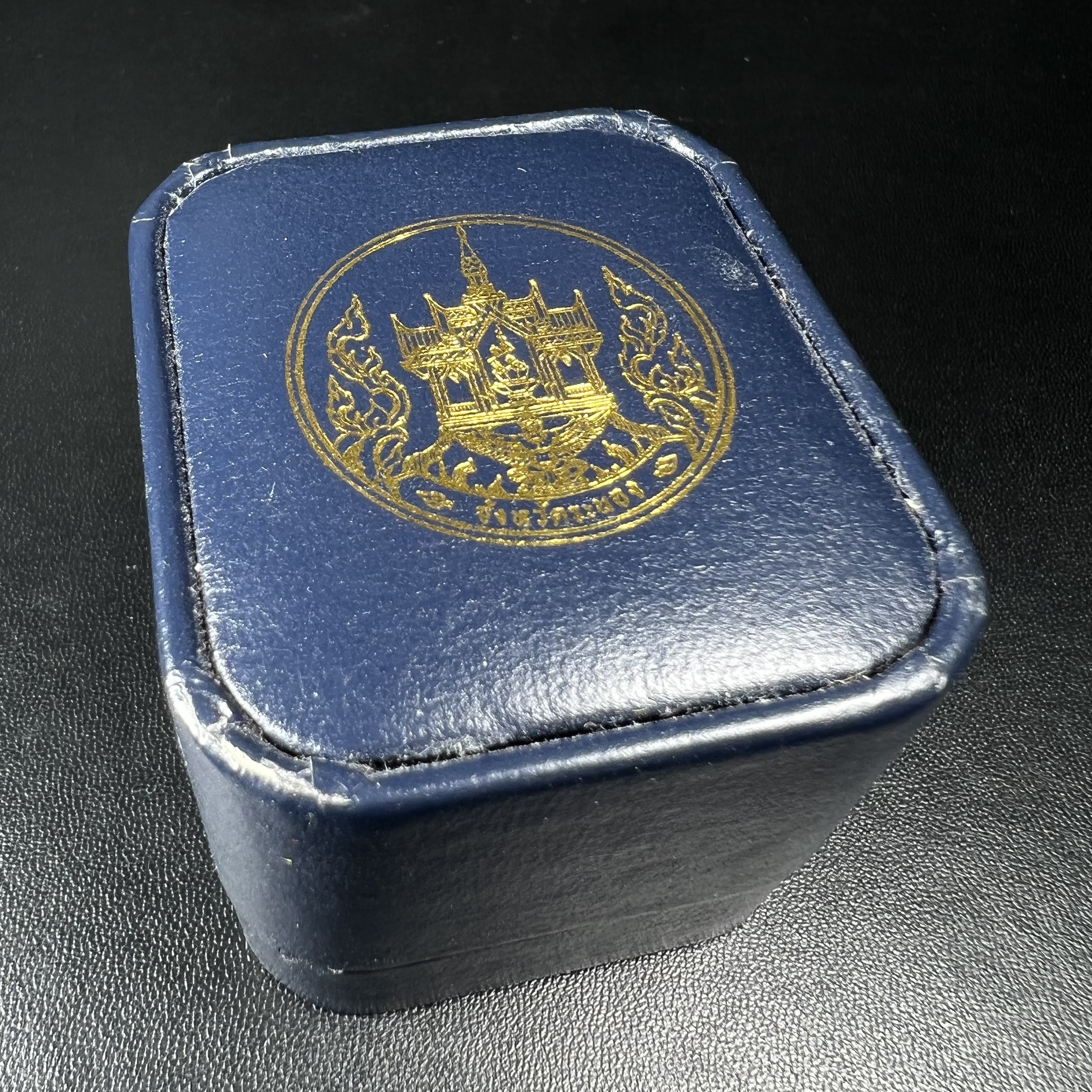 รูปหล่อลอยองค์พระโพธิสัตว์กวนอิม ทรงประทับมังกร จ.ระนอง เนื้อเงิน พิมพ์ใหญ่(สภาพผิว สวยงดงาม ทรงคุณค่า) เฉลิมฉลองในวโรกาสที่พระบาทสมเด็จพระเจ้าอยู่หัวทรงครองสิริราชสมบัติครบ 50 ปี จ.ระนอง พ.ศ.2539