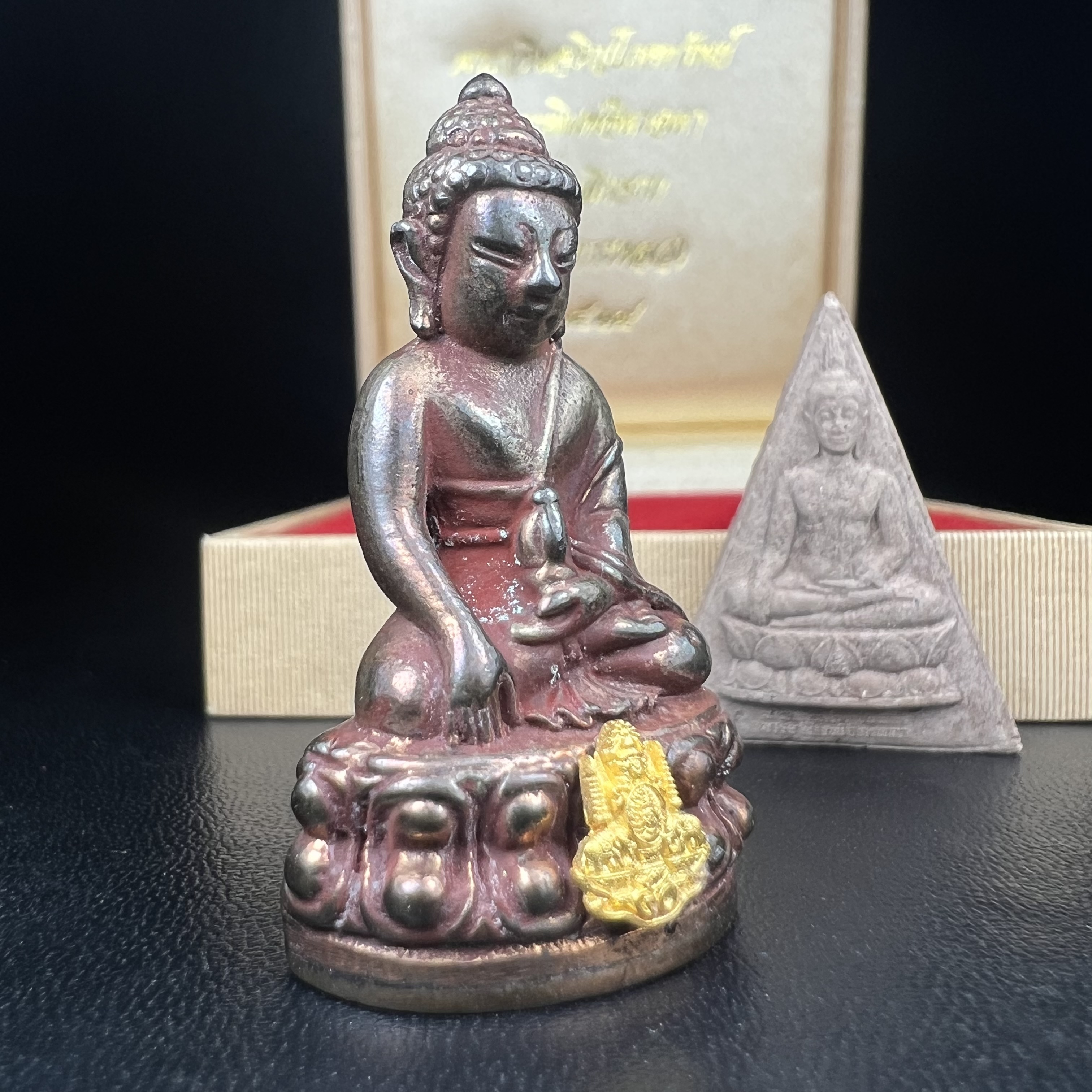 พระกริ่งเจริญโภคทรัพย์ พระพิมพ์จิตรลดา ที่ระลึกโครงการหลวง ปี 2539 ฉลองครองราชสมบัติครบ 50 ปี รัชกาลที่ 9 ตรากาญจนาภิเษกทองคำ(เนื้อทองคำแท้)(ชุดกรรมการหายาก)(สภาพผิวยาขัดแดงๆติดเต็มๆสวยเดิม ผิวแบบนี้พบเจอน้อย))(1ใน1999ชุด)