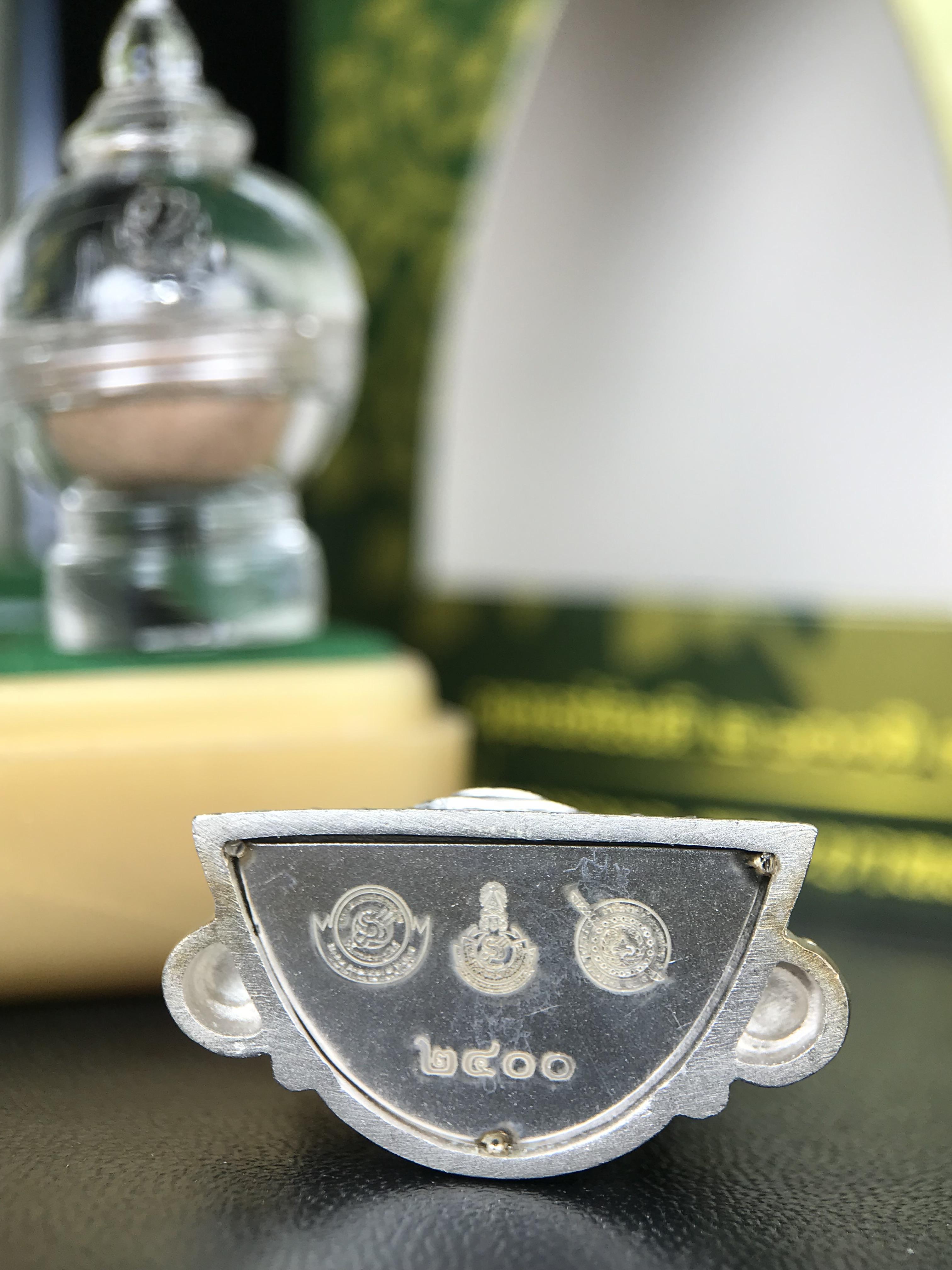 พระพุทธชินราช ภปร. 84 พรรษาในหลวงรัชกาลที่ 9 ปี 2554 พิมพ์กลางขนาดหน้าตัก 1/2 นิ้ว(สูง 3.8 ซม.) เนื้อเงินชุบทองคำขาว(สภาพผิวเดิมสวย) (พระราชทานมวลสาร จิตรลดาและเส้นพระเจ้า(เส้นผม)รัชกาลที่9)พุทธศิลป์ทรงคุณค่าอีกหนึ่งรุ่นยอดนิยม(องค์หมายเลข ๒๔๐๐)