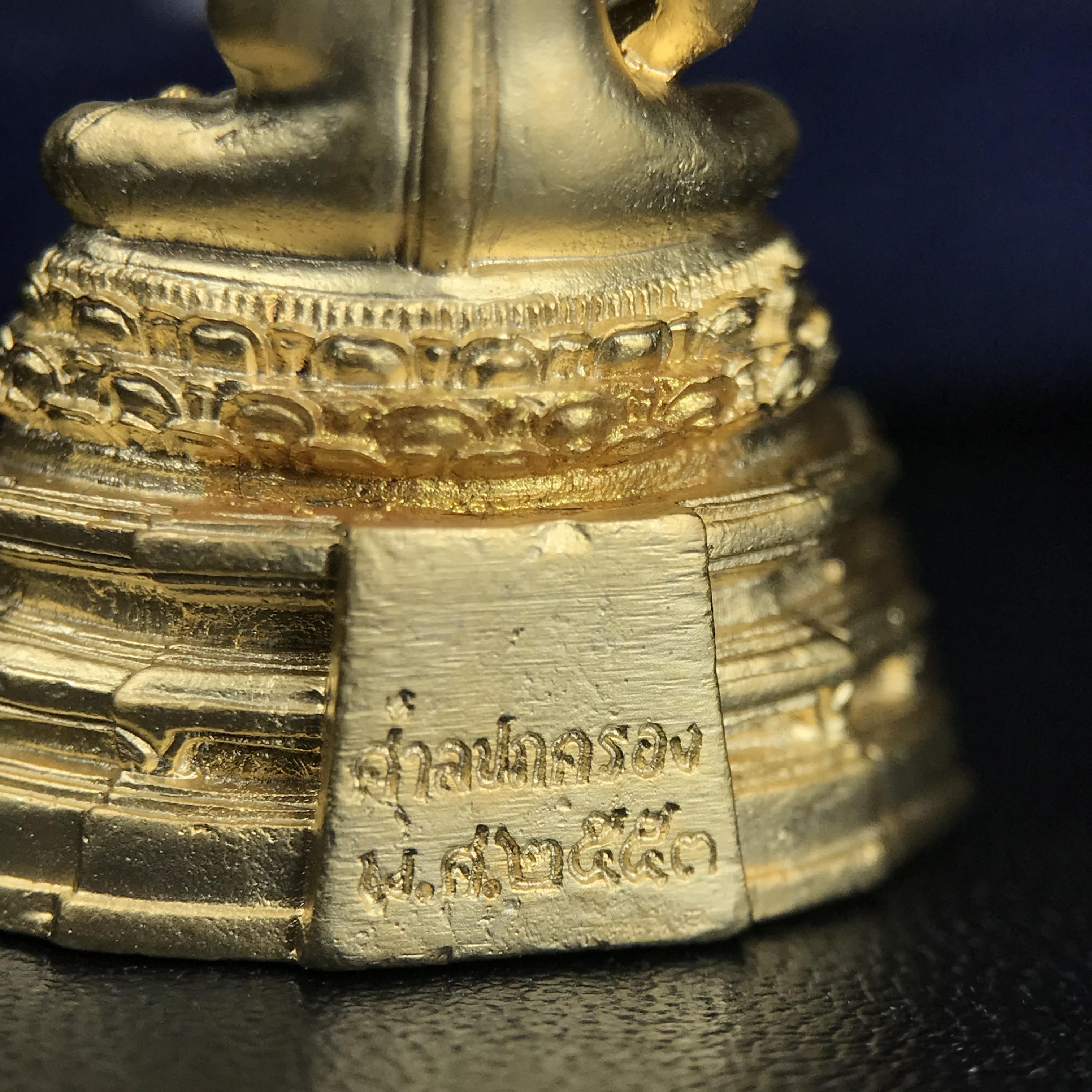 พระพุทธมหากรุณาประชานาถ ภปร. พระพุทธรูปประจำศาลปกครอง “รุ่นแรก” เนื้อโลหะผสมชุบทอง ตอกโค๊ต ศาลปกครอง ปี 2553 สุดยอดมหาพิธีพุทธาภิเษก ยิ่งใหญ่ นิมนต์พระอาจารย์สายกรรมฐานมาร่วมอธิฐานจิตมากมาย