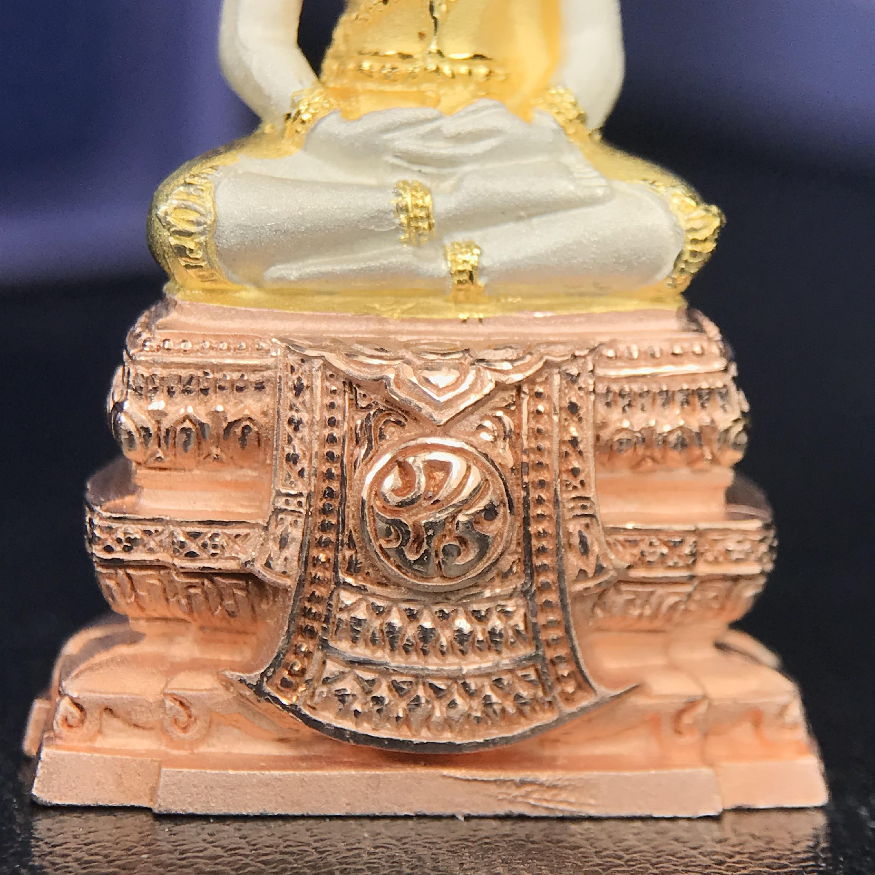 พระแก้วมรกต ภปร. ปี 2547 จัดสร้างโดยโรงพยาบาลภูมิพลอดุลยเดช เนื้อเงิน(3 กษัตริย์) ลอยองค์ หน้าตัก 1/2 นิ้ว พิธีมหามังคาภิเษก ณ พระอุโบสถวัดพระศรีรัตนศาสดาราม(วัดพระแก้ว) งดงามทรงคุณค่าอีกหนึ่งรุ่นยอดนิยม หายาก