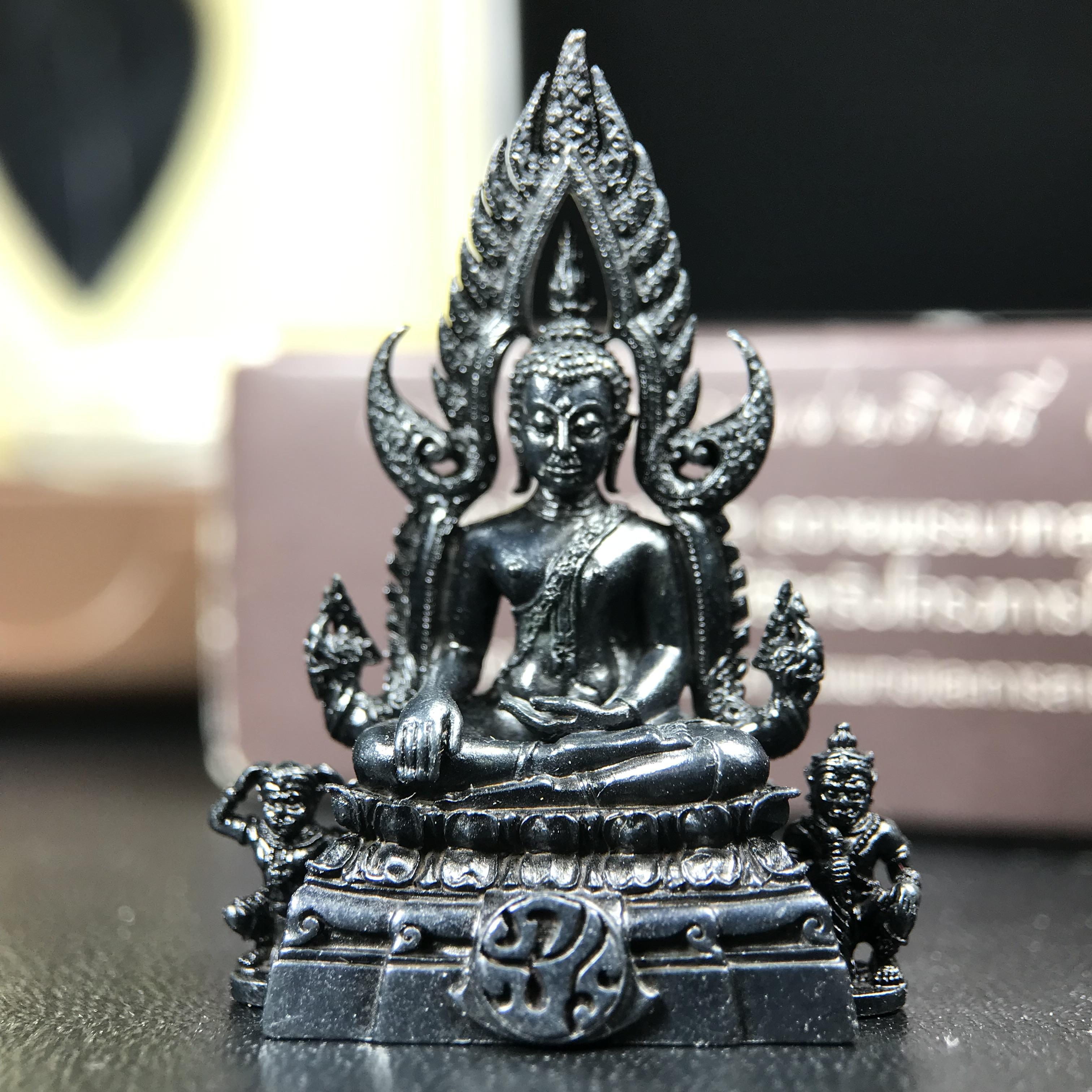 พระพุทธชินราช ภปร. โครงการ "เพราะแผ่นดินนี้ คือ แผ่นดินเกิด" ปี2548(รุ่นแรก) ลอยองค์ หน้าตัก 1/2 นิ้ว(ขนาด 3.5 x 2.5 ซม.) เนื้อเงินรมดำ(พุทธศิลป์จำลองเมื่อครั้งลอกทอง ครั้งที่3 เมื่อปี2547 ร้อยปีจะมีสักครั้ง "พระพุทธชินราชองค์ดำ")