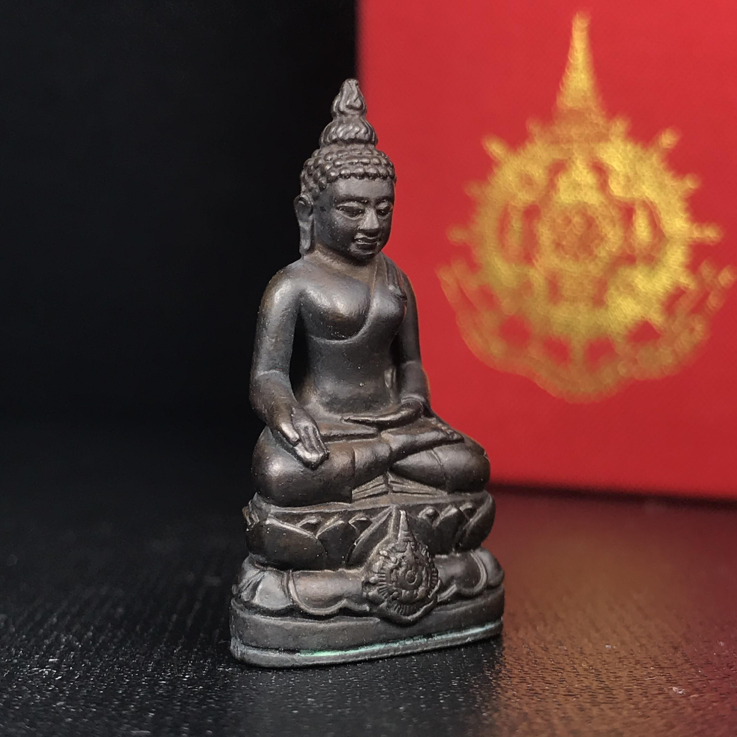 พระกริ่งไพรีพินาศ เฉลิมพระเกียรติ พระบาทสมเด็จพระเจ้าอยู่หัวรัชกาลที่9 พระชนมพรรษา 6 รอบ ปี2542 เนื้อนวโลหะผสมทองคำ(บรรจุเหล็กไหล)ดีนอก-ดีใน