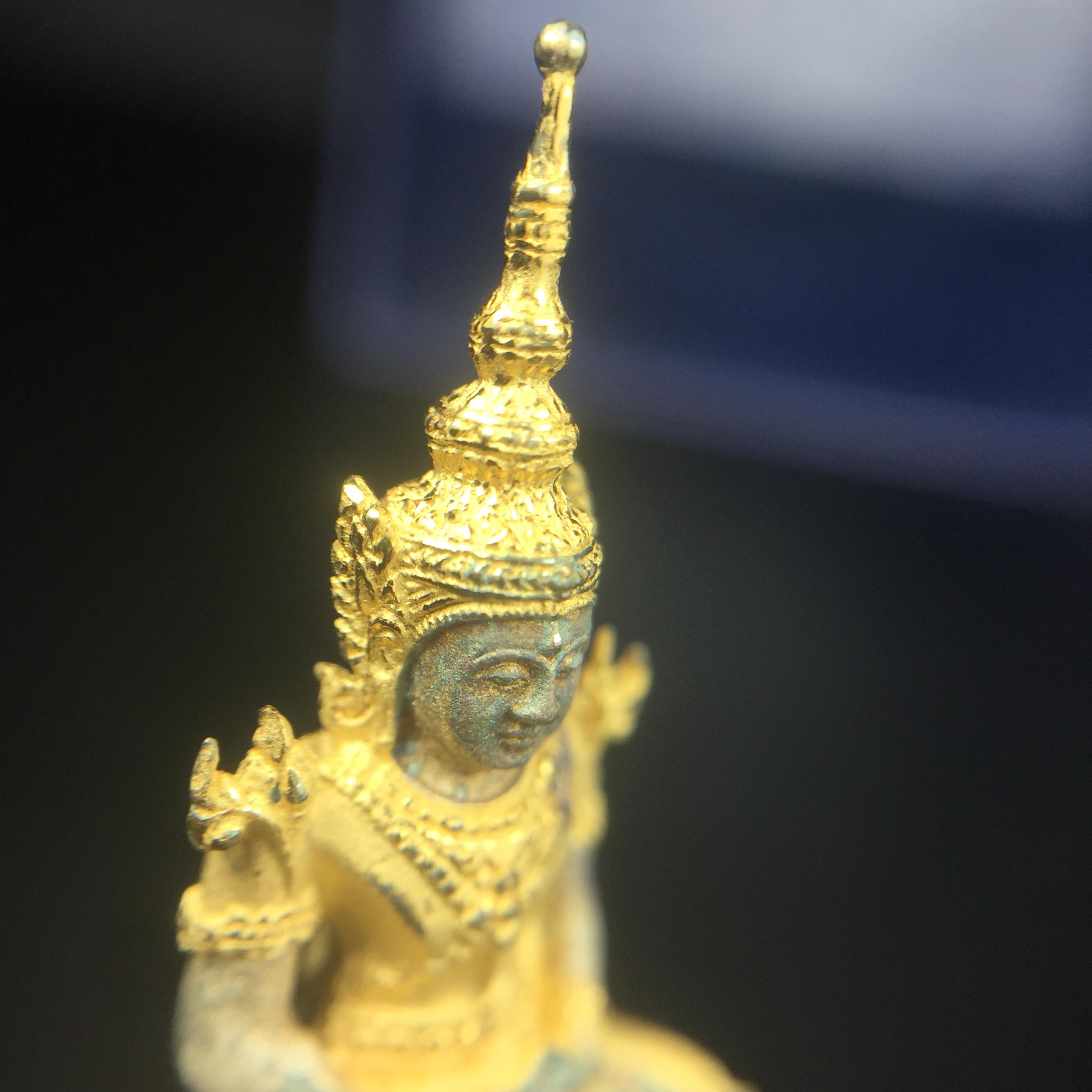 พระแก้วมรกต ภปร. ปี2547 จัดสร้างโดย รพ.ภูมิพลฯ เนื้อเงิน (3 กษัตริย์)ลอยองค์ หน้าตัก 1/2 นิ้ว (สภาพผิวเดิม ขึ้นสีรุ้งธรรมชาติ แบบนิยม) (1ใน3000องค์)
