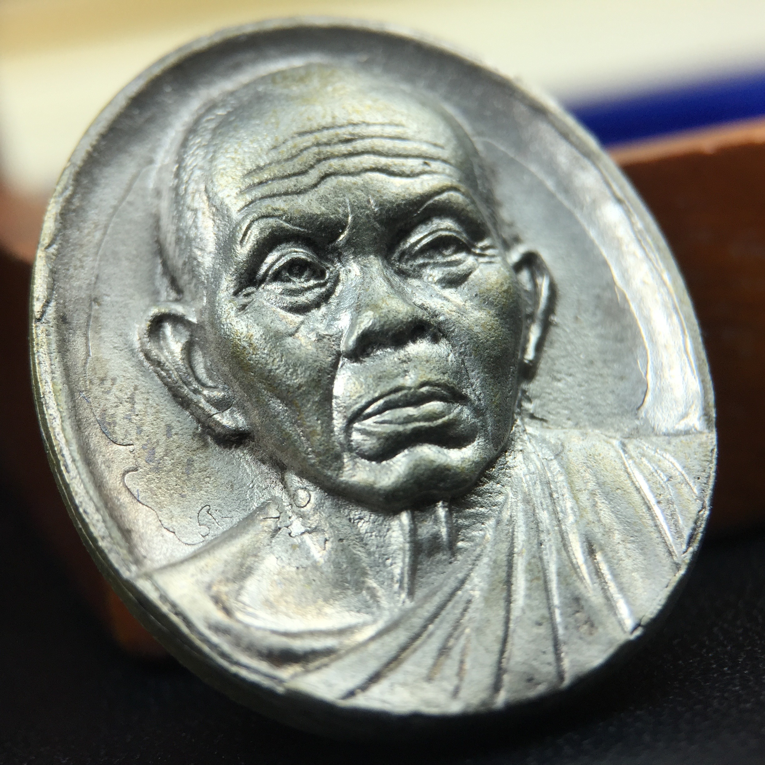 เหรียญรูปเหมือนพระญาณวิทยาคมเถร (หลวงพ่อคูณ ปริสุทโธ)ชุดกาญจนาภิเษกครองราชย์ครบ 50 ปี วัดบวรนิเวศวิหาร ปี 2538 เหรียญหล่อเนื้อนวโลหะ(พิเศษกรรมการมีรอยจาร ตอกโค๊ดหมายเลข ๑๗๘)(หายากพบเจอน้อยมาก)(พร้อมกล่องบรรจุเดิมลายไม้สีน้ำตาลมีตรากาญจนา) พิธีใหญ่