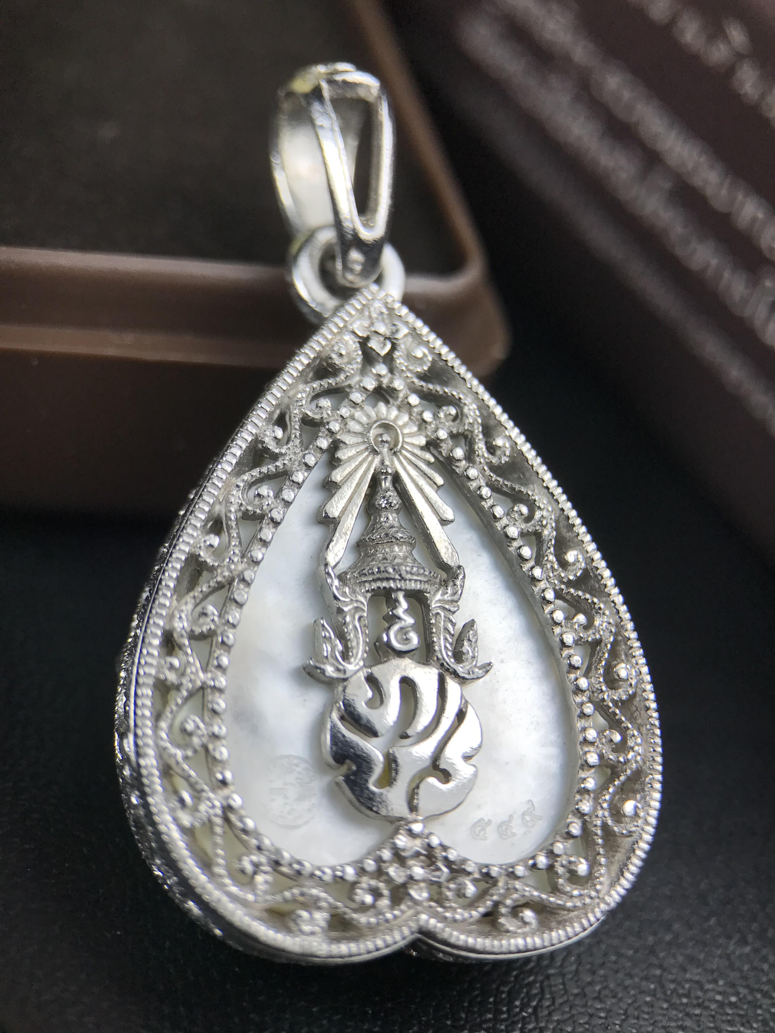 พระพุทธชินราช ภปร. โครงการ "เพราะแผ่นดินนี้ คือ แผ่นดินเกิด" ปี 2548(รุ่นแรก) เหรียญทรงใบโพธิ์ ขนาด 21 x 29 มม. เนื้อเงินสามกษัตริย์ องค์พระชุบสามกษัตริย์ ล้อมด้วยกรอบเงินชุบทองคำขาวสลักเสลาเป็นลวดลายละเอียดอ่อน ส่วนพื้นองค์พระเป็นเปลือกหอยมุข