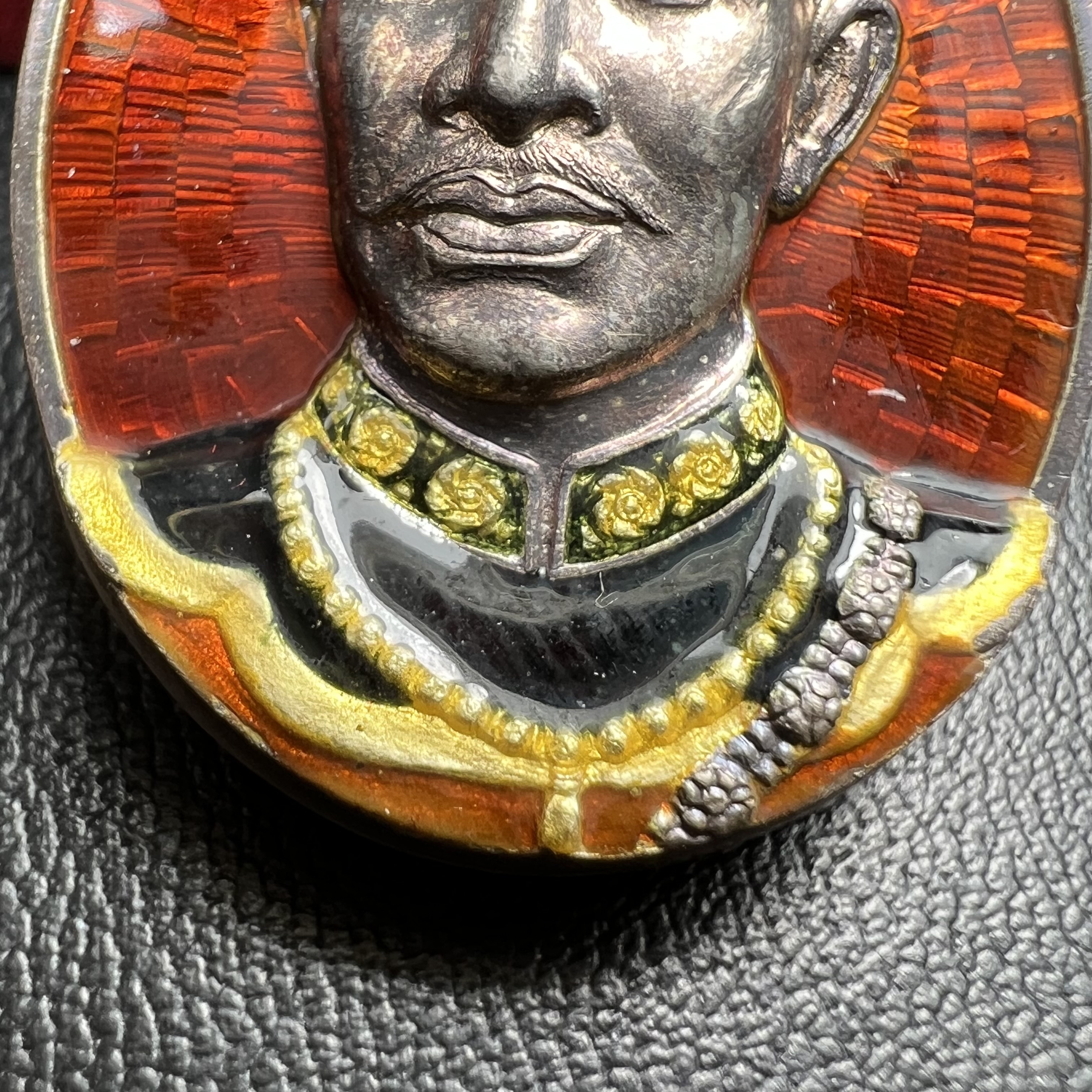 เหรียญพระบรมรูปเหมือนสมเด็จพระเจ้าตากสินมหาราช รุ่นโชคมงคล ปี 2545 เนื้อเงินลงยา พิธีเทวาภิเษก ณ อนุสาวรีย์ วัดพิชัยสงคราม ณ พระวิหารสมเด็จพระเจ้าตากสินมหาราช วัดอินทาราม ธนบุรี พิธีบวงสรวงขอบารมี ณ อนุสาวรีย์พระเจ้ากรุงธนบุรี วงเวียนใหญ่(พิธีใหญ่สภาพสวย)