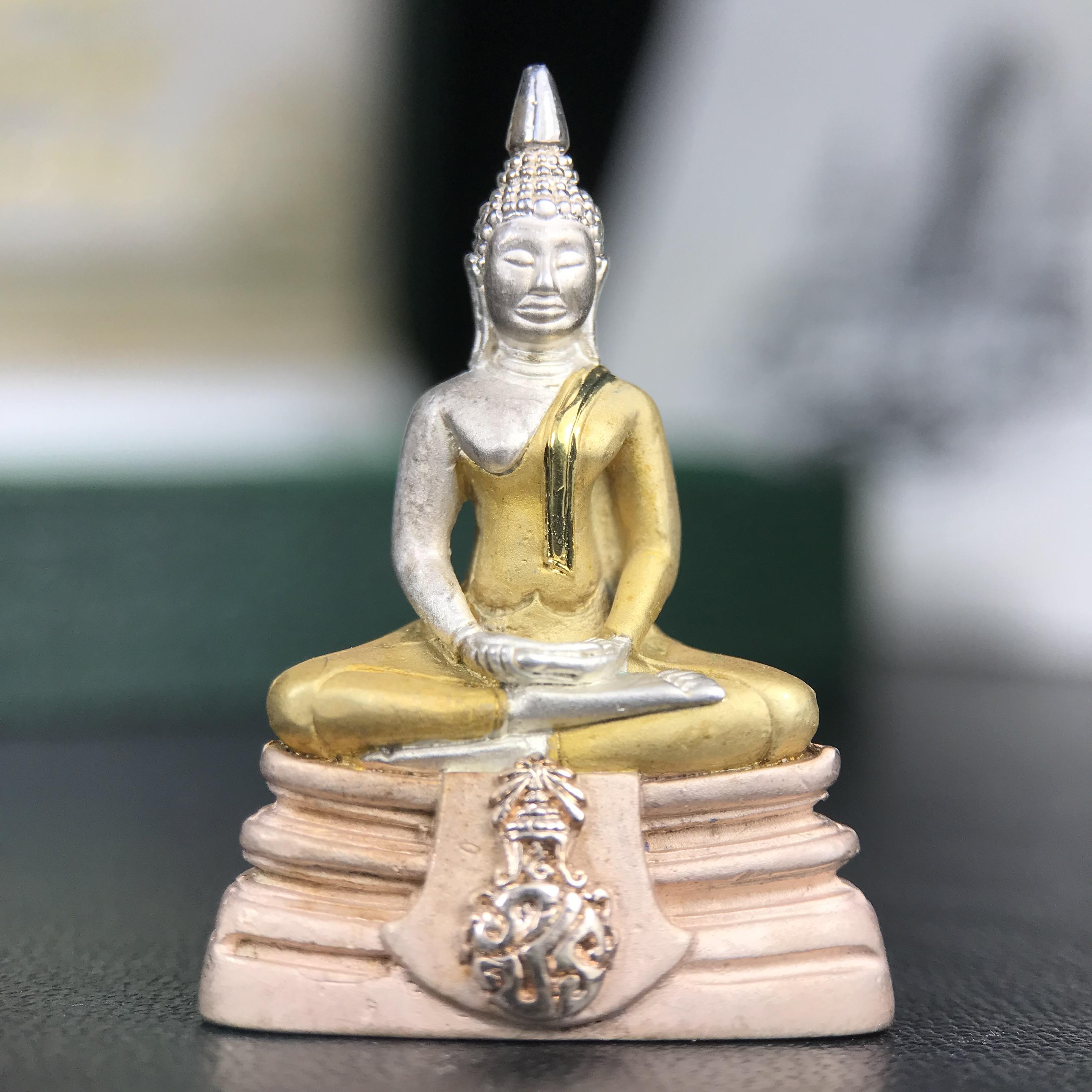 พระพุทธโสธร ภปร. รุ่นย้อนยุค สร้างพระอุโบสถ สมาคมชาวฉะเชิงเทรา จัดสร้าง ปี 2539 วโรกาสครองสิริราชสมบัติครบ 50 ปี เนื้อเงินชุบสามกษัตริย์ทรายนวลขัดเงาบางส่วน(สภาพผิวเดิม เก่าเก็บอย่าดี สวยมาก แบบนี้หายาก) พร้อมกล่องบรรจุและใบรับรองเดิมครบสมบูรณ์