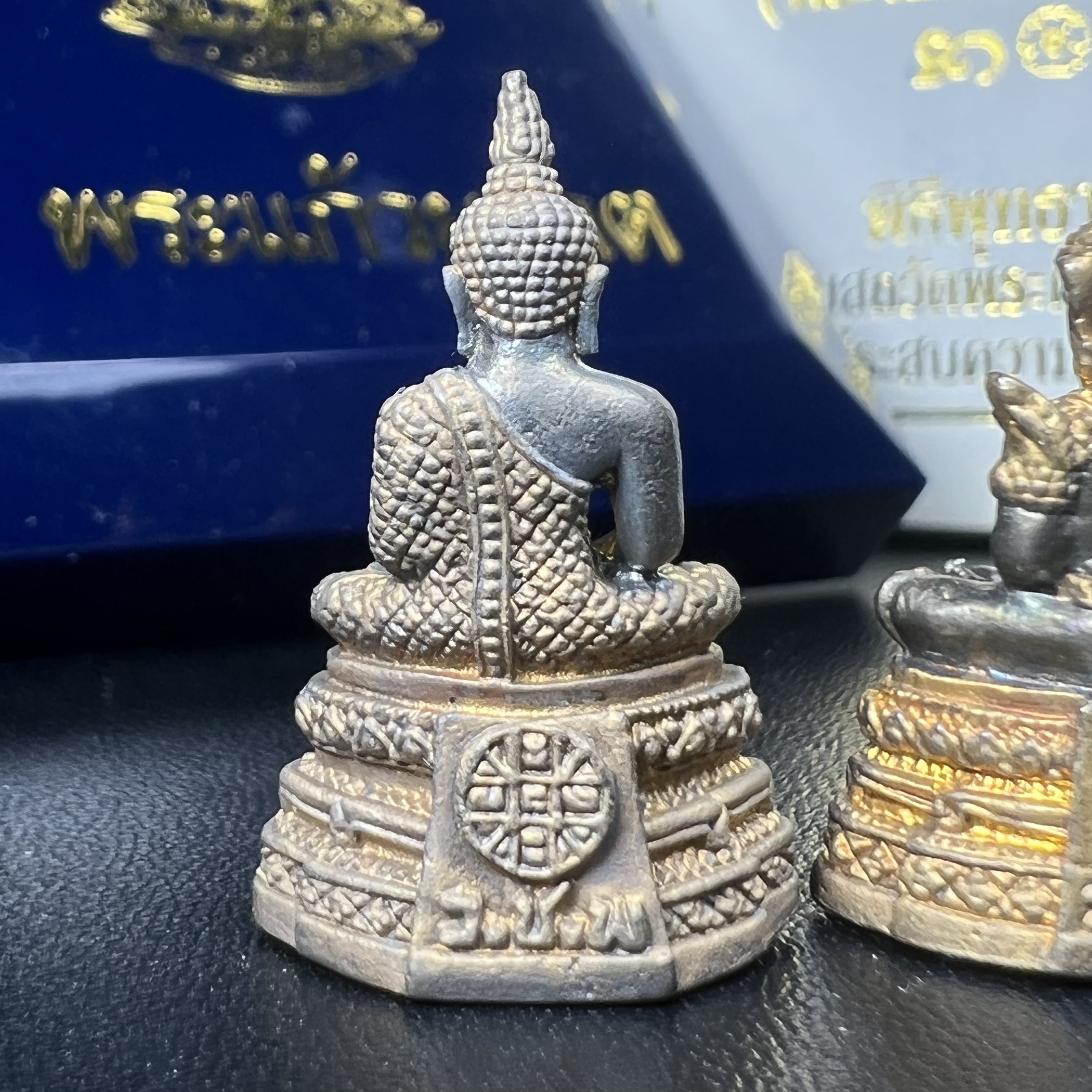 พระแก้วมรกต รุ่นเทิดพระเกียรติ พิธีมหาพุทธาภิเษก ณ.วัดพระศรีรัตนศาสดาราม วันเสาร์ห้าที่ 26 เม .ย. 2540 ชุด 3 ฤดู (1 ชุด 3 องค์)เนื้อสองกษัตริย์ ผิวเดิมครบชุดพร้อมกล่องบรรจุเดิม