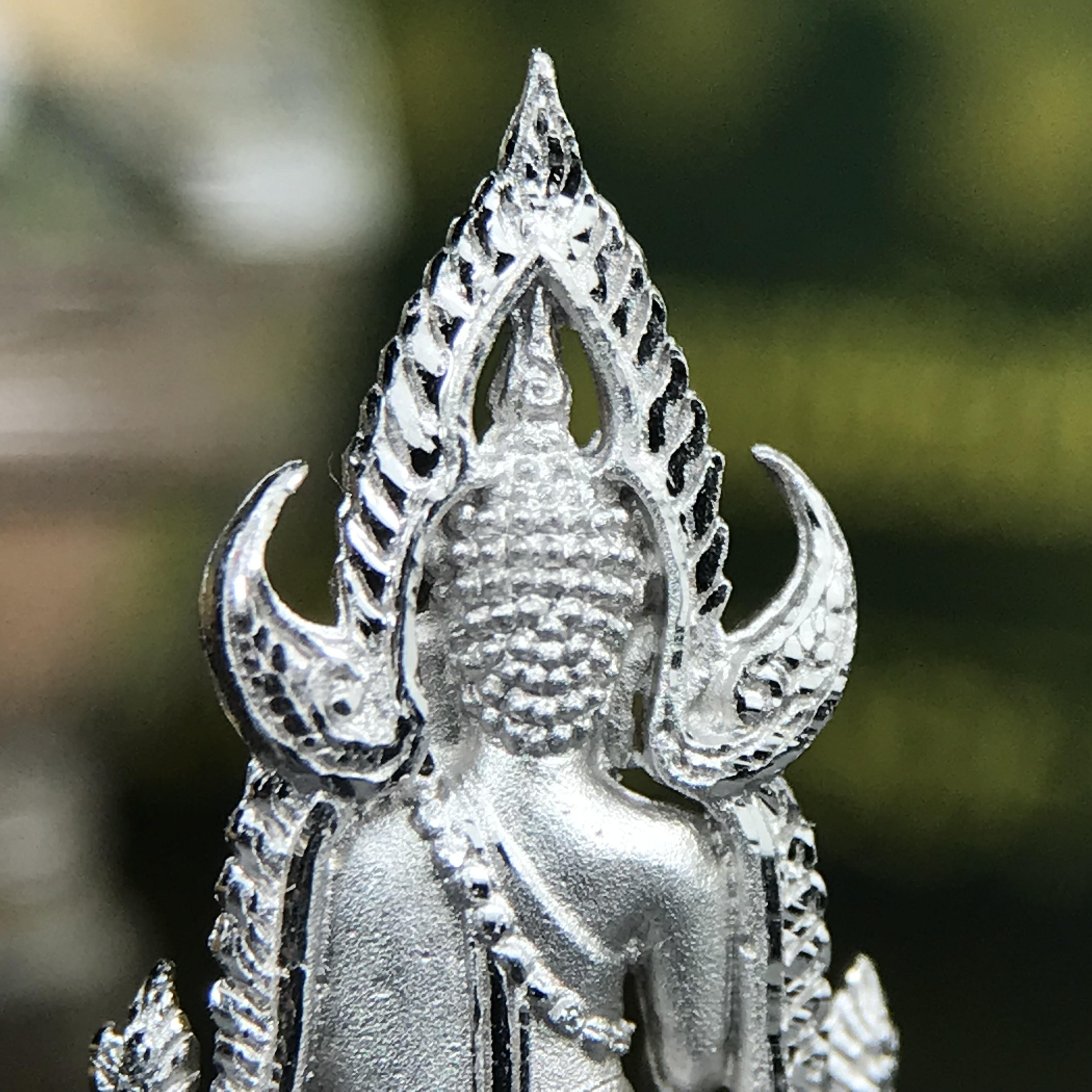 พระพุทธชินราช ภปร. 84 พรรษา พิมพ์เล็กขนาดหน้าตัก 1/4 นิ้ว(สูง 2.0 ซม.)เนื้อเงินชุบทองคำขาว (สภาพผิวสวยเดิม)(พระราชทานมวลสาร จิตรลดาและเส้นพระเจ้า(เส้นผม))พุทธศิลป์ทรงคุณค่าอีกหนึ่งรุ่นยอดนิยม