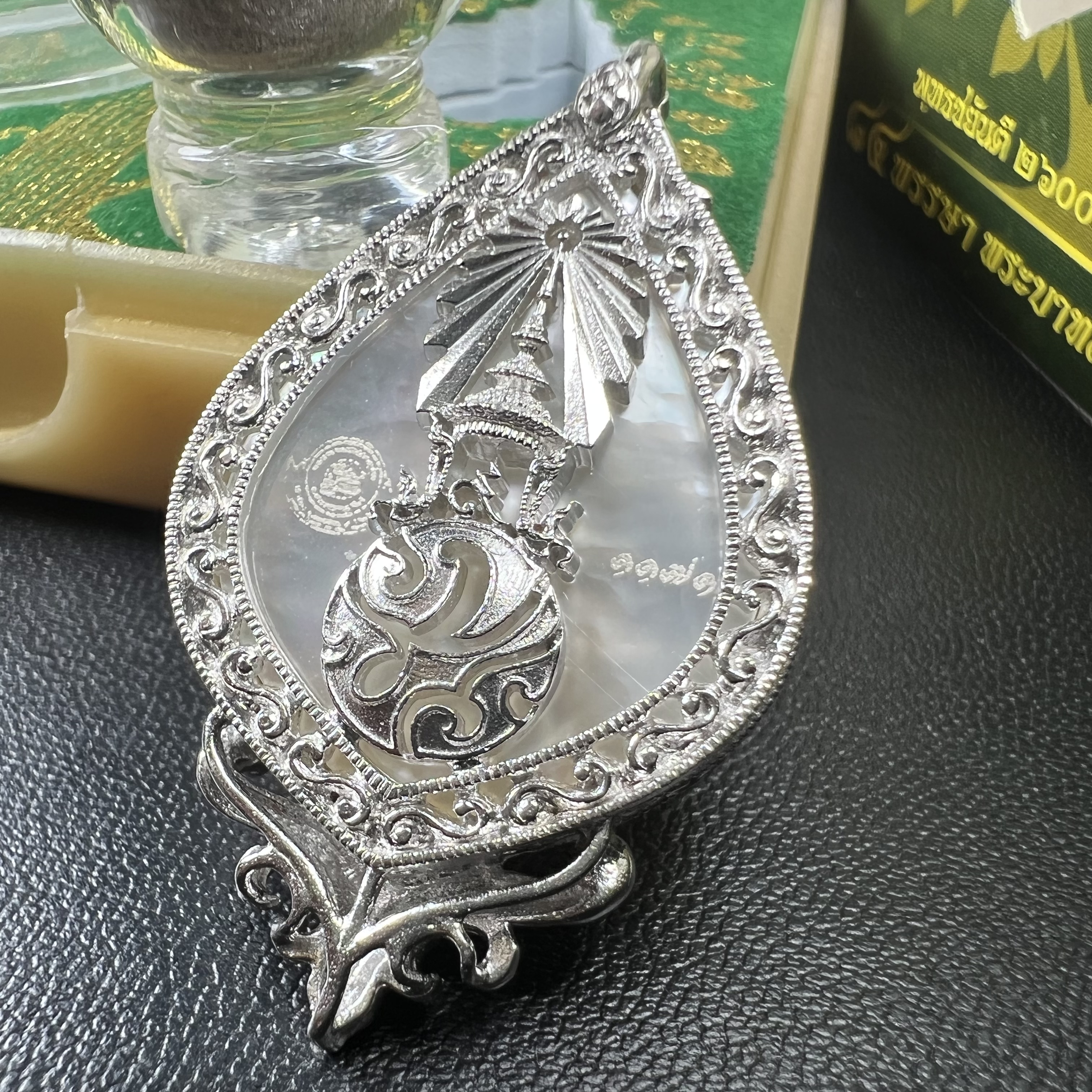 พระพุทธชินราช(จำลอง) ภปร. 84 พรรษา ทรงหยดน้ำ เนื้อเงินชุบทองคำขาว ขนาด 20*36 มม. (พระราชทานมวลสาร จิตรลดาและเส้นพระเจ้า(เส้นผม)รัชกาลที่9)งดงาม ทรงคุณค่า หายาก