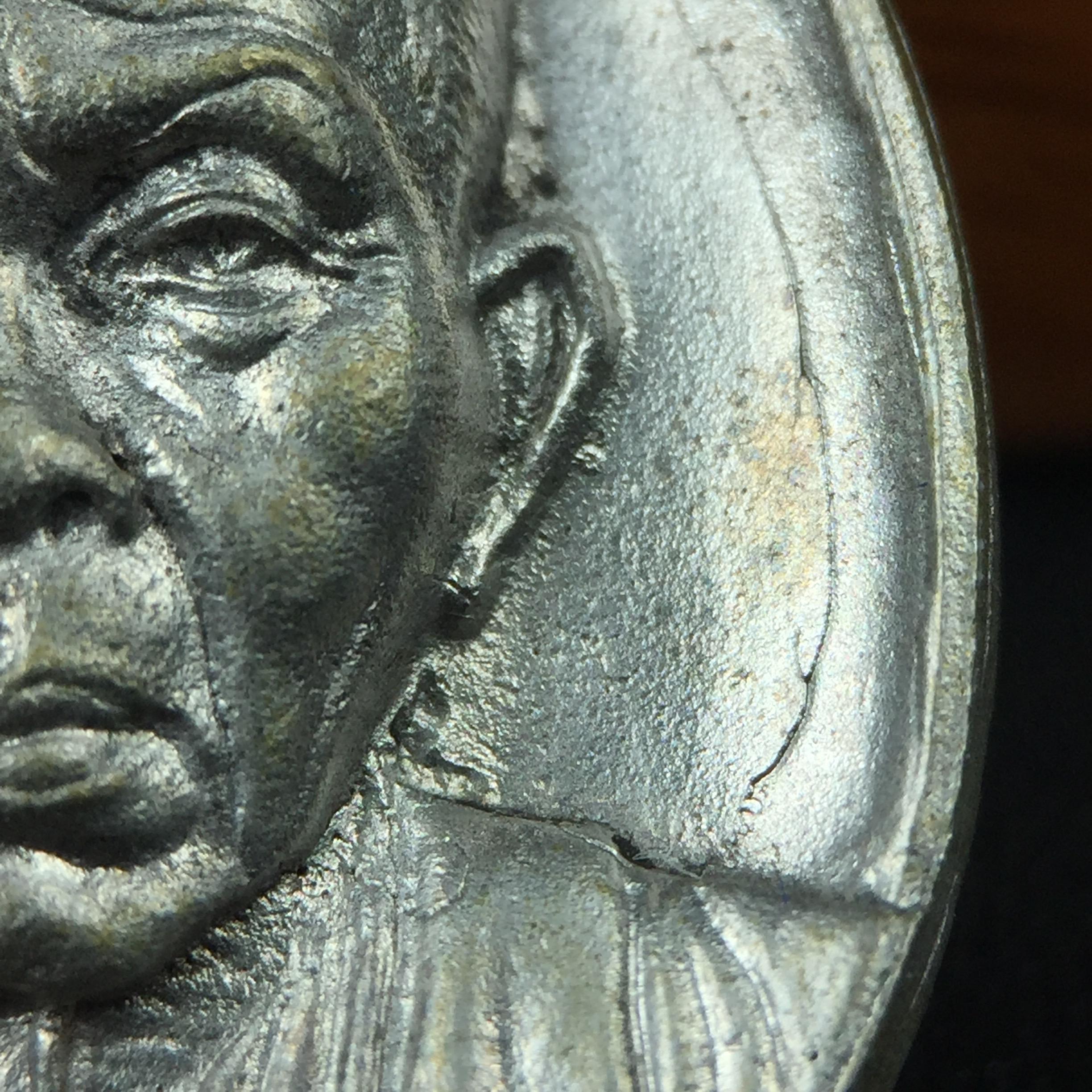 เหรียญรูปเหมือนพระญาณวิทยาคมเถร (หลวงพ่อคูณ ปริสุทโธ)ชุดกาญจนาภิเษกครองราชย์ครบ 50 ปี วัดบวรนิเวศวิหาร ปี 2538 เหรียญหล่อเนื้อนวโลหะ(พิเศษกรรมการมีรอยจาร ตอกโค๊ดหมายเลข ๑๗๘)(หายากพบเจอน้อยมาก)(พร้อมกล่องบรรจุเดิมลายไม้สีน้ำตาลมีตรากาญจนา) พิธีใหญ่