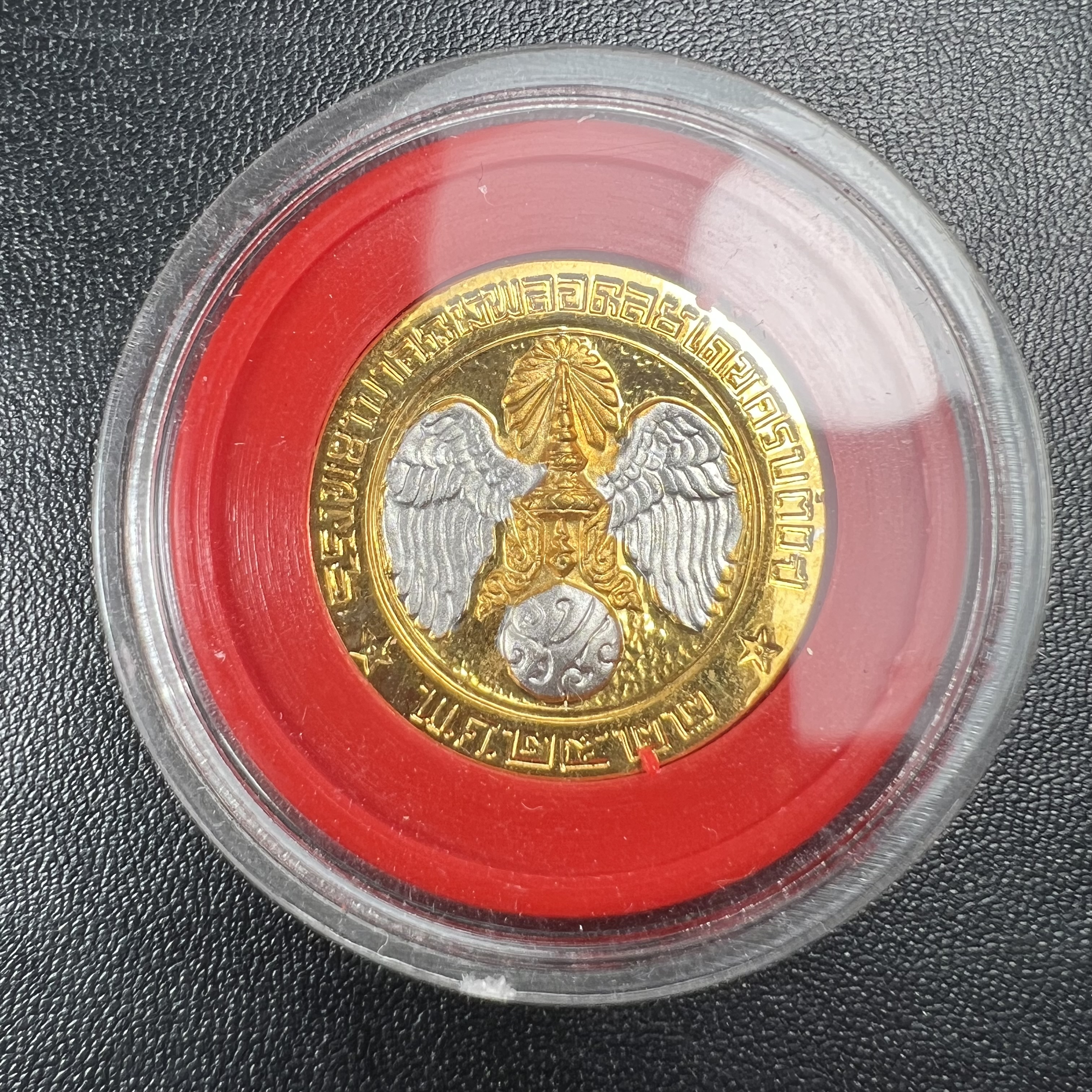 วัตถุมงคลคุ้มเกล้าฯ มหามงคลเฉลิมพระชนมพรรษา 6 รอบ รัชกาลที่ 9 ชุดพิเศษกรรมการ(หายาก) (ในหลวงรัชกาลที่9 ทรงจุดไฟพระฤกษ์และเททอง พิธีใหญ่)ยอดนิยมหายาก