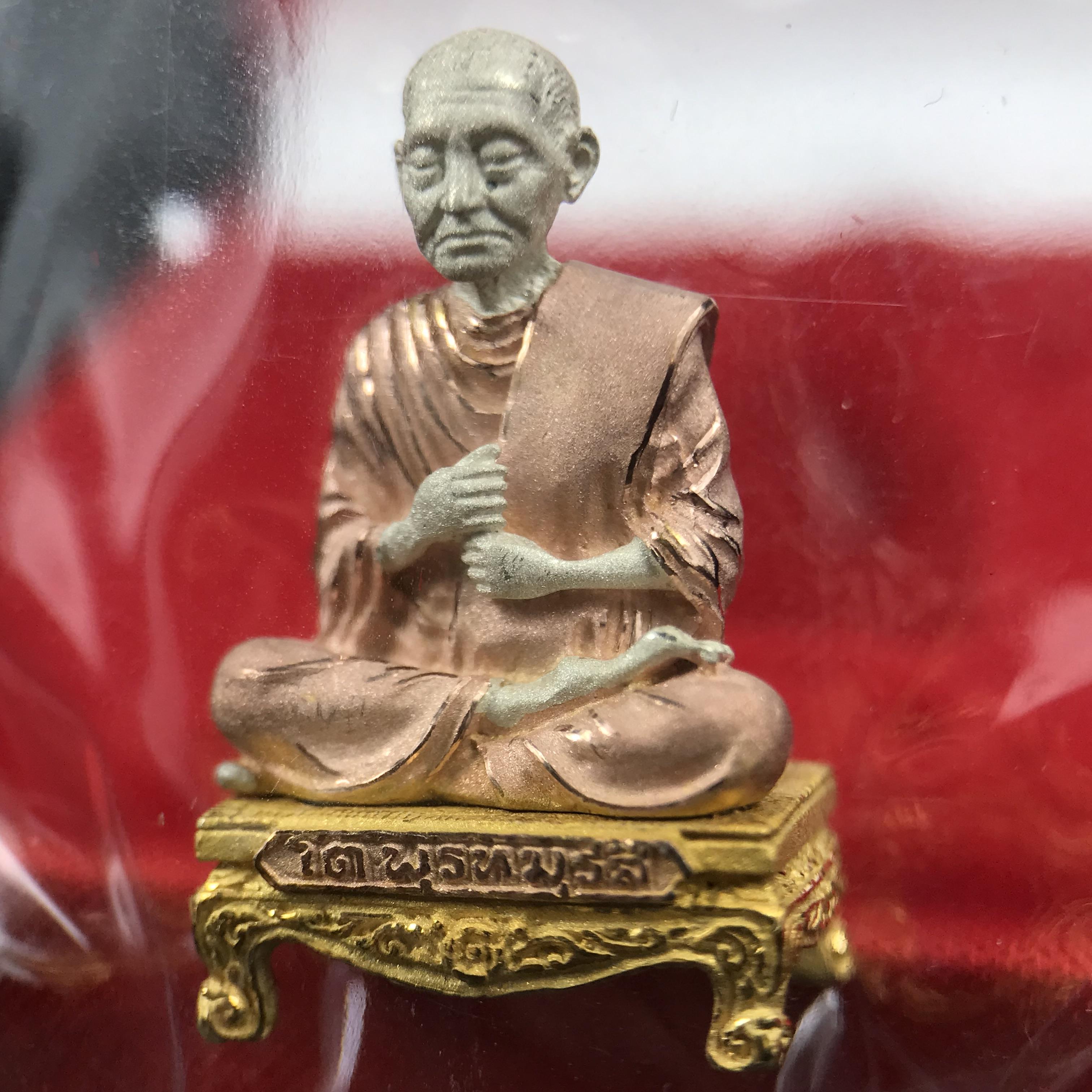 สมเด็จพุฒาจารย์ (โต พรหมรังสี) อนุสรณ์ 128 ปี สมเด็จพระญาณสังวร สมเด็จพระสังฆราช ทรงเมตตาอธิฐานจิต ปี 2543 มหาพุทธาภิเษก 3วาระ รูปเหมือนลอยองค์พิมพ์ใหญ่เนื้อเงินสามกษัตริย์ ขนาด 1.5 x 2.5 ซม. ทรงคุณค่าทั้งด้านความงานด้านพุทธศิลป์ และพุทธคุณ