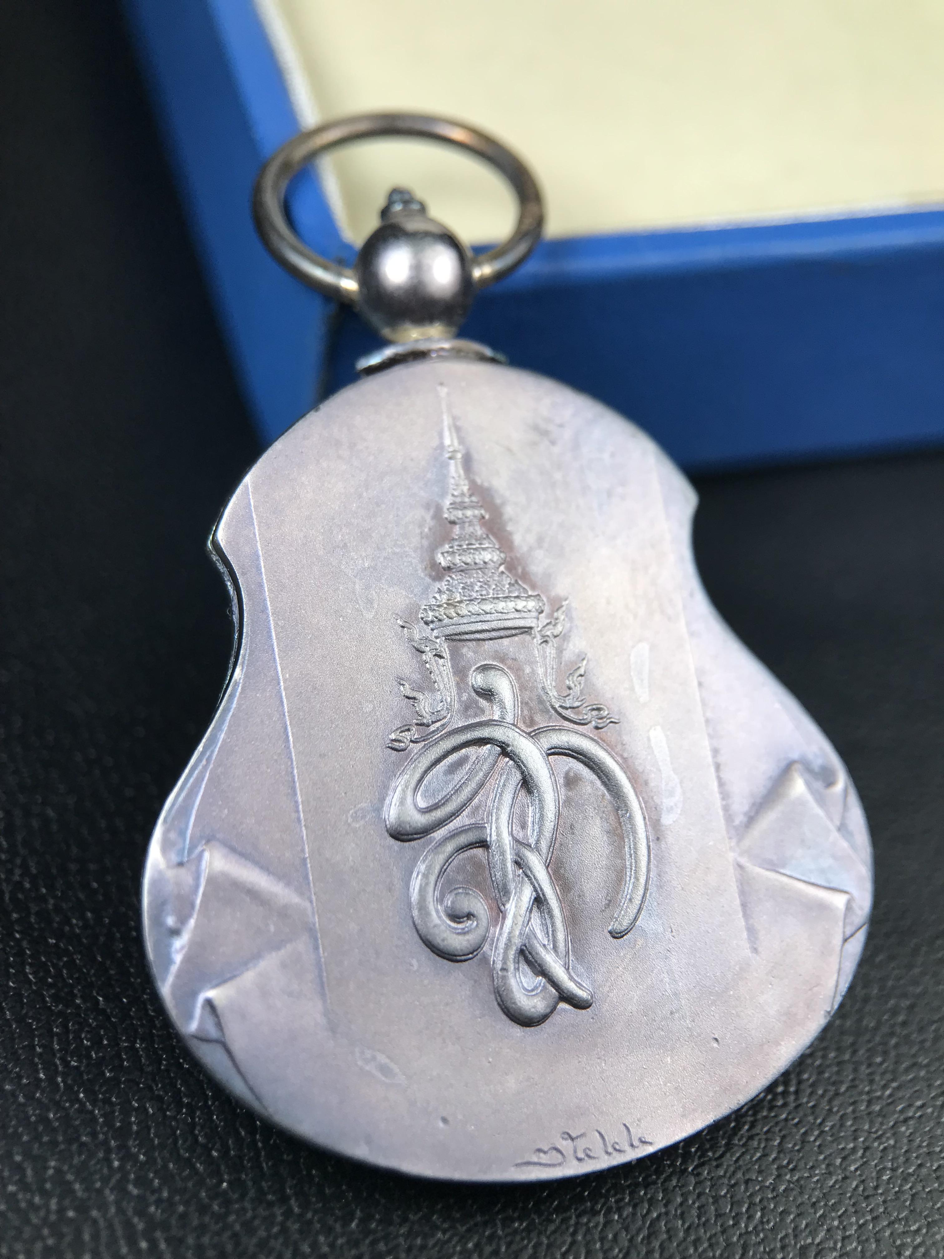 เหรียญหลวงปู่ทวด พระนามาภิไธย สก. แบบงานฉลุโบราณ(HAND MADE) ปี 2544 เนื้อเงิน(ผิวเดิมขึ้นสีรุ้งออกม่วงธรรมชาติสวยมาก) พิธีปลุกเสก ณ อุโบสถวัดช้างให้ และ พิธีมังคลาภิเษก ณ พระอุโบสถ วัดพระศรีรัตนศาสดาราม(วัดพระแก้ว) (1 ใน 2000 เหรียญ)พบเจอน้อยหายากมาก