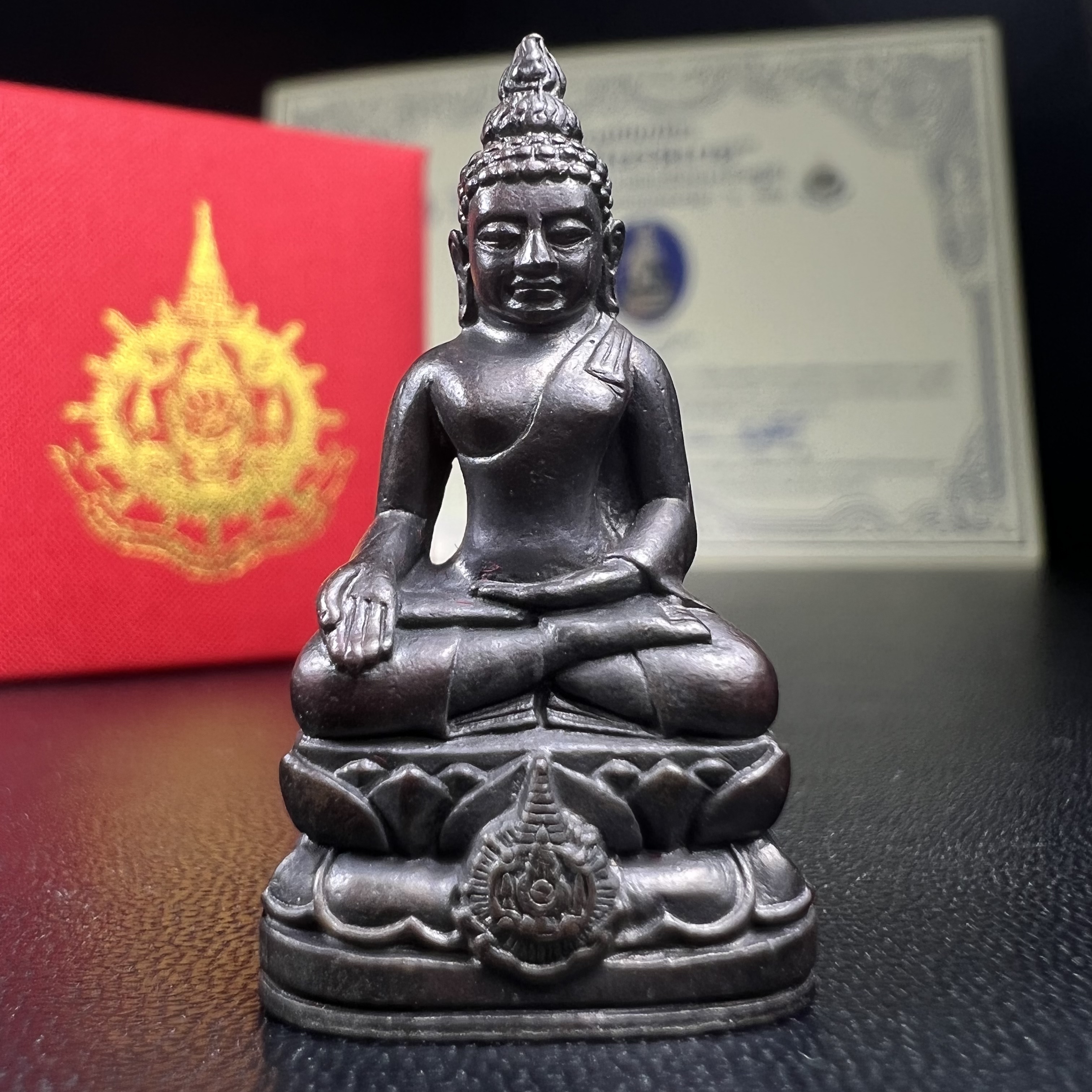 พระกริ่งไพรีพินาศ เฉลิมพระเกียรติ พระบาทสมเด็จพระเจ้าอยู่หัวรัชกาลที่9 พระชนมพรรษา 6 รอบ ปี2542 เนื้อนวโลหะผสมทองคำ(บรรจุเหล็กไหล)ดีนอก-ดีใน***องค์นี้สภาพสวยครบสมบูรณ์ มาพร้อมกล่องเดิมและใบรับรองจากผู้จัดสร้างแบบนี้หายากมาก***