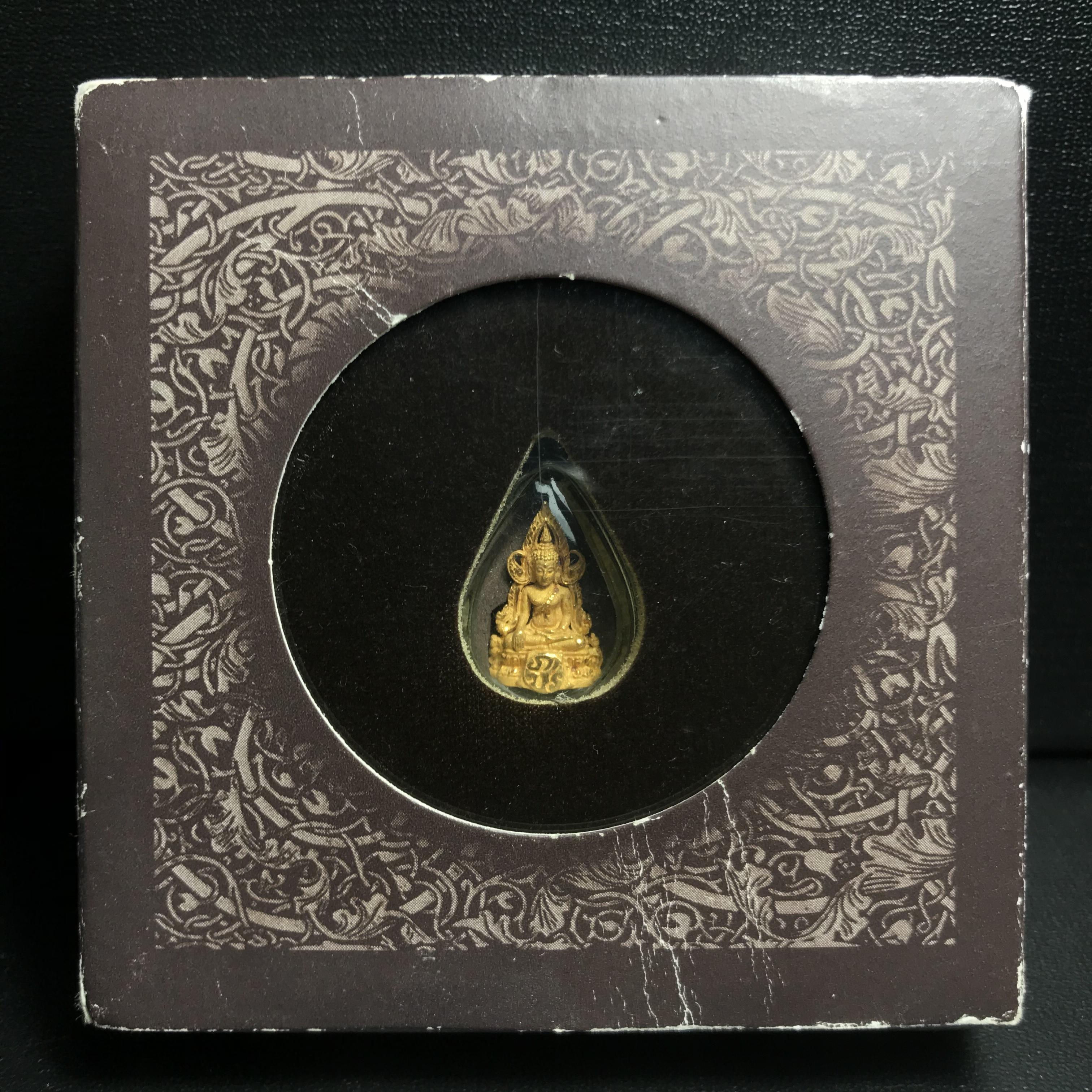 พระพุทธชินราช ภปร. โครงการ "เพราะแผ่นดินนี้ คือ แผ่นดินเกิด" ปี2548(รุ่นแรก) ลอยองค์ หน้าตัก 1/4 นิ้ว เนื้อทองคำบริสุทธิ์ 96.5% (น้ำหนัก 2.5 กรัม)