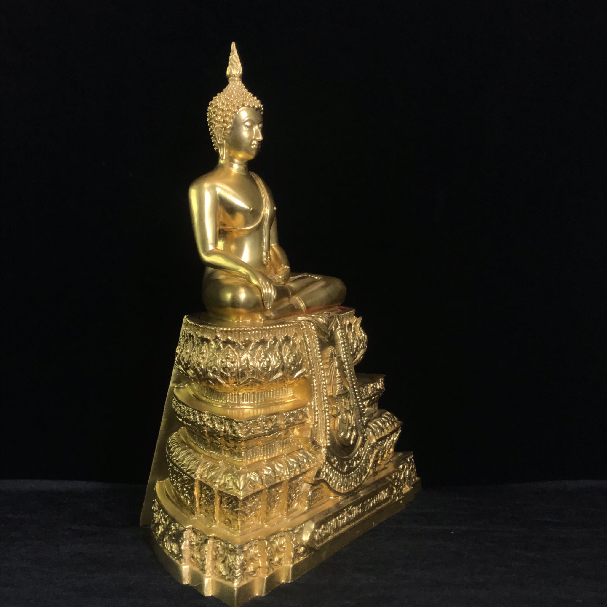 พระพุทธสิงหธรรมมงคล ภปร. รุ่นแรก พุทธสมาคมแห่งประเทศไทย ในพระบรมราชูปถัมภ์ จัดสร้าง ปี2547 เนื้อโลหะผสมปิดทอง หน้าตัก 5 นิ้ว(1 ใน 1999 องค์)