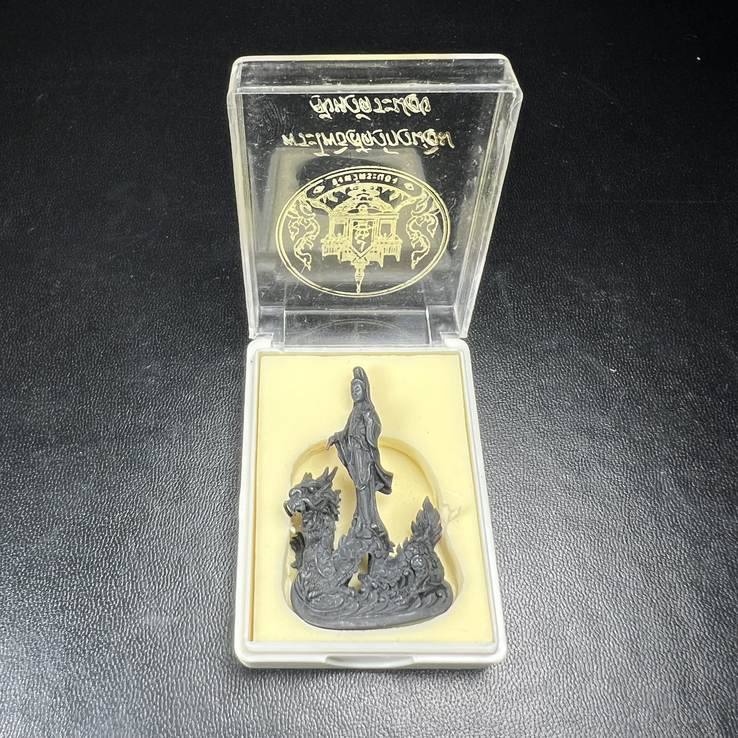 รูปหล่อลอยองค์พระโพธิสัตว์กวนอิม ทรงประทับมังกร จ.ระนอง พ.ศ.2539 เนื้อนวโลหะ พิมพ์ใหญ่(สวยงดงาม เข้มขลัง ทรงคุณค่า) เฉลิมฉลองในวโรกาสที่พระบาทสมเด็จพระเจ้าอยู่หัวทรงครองสิริราชสมบัติครบ 50 ปี(องค์หมายเลข๘๘๗๒)