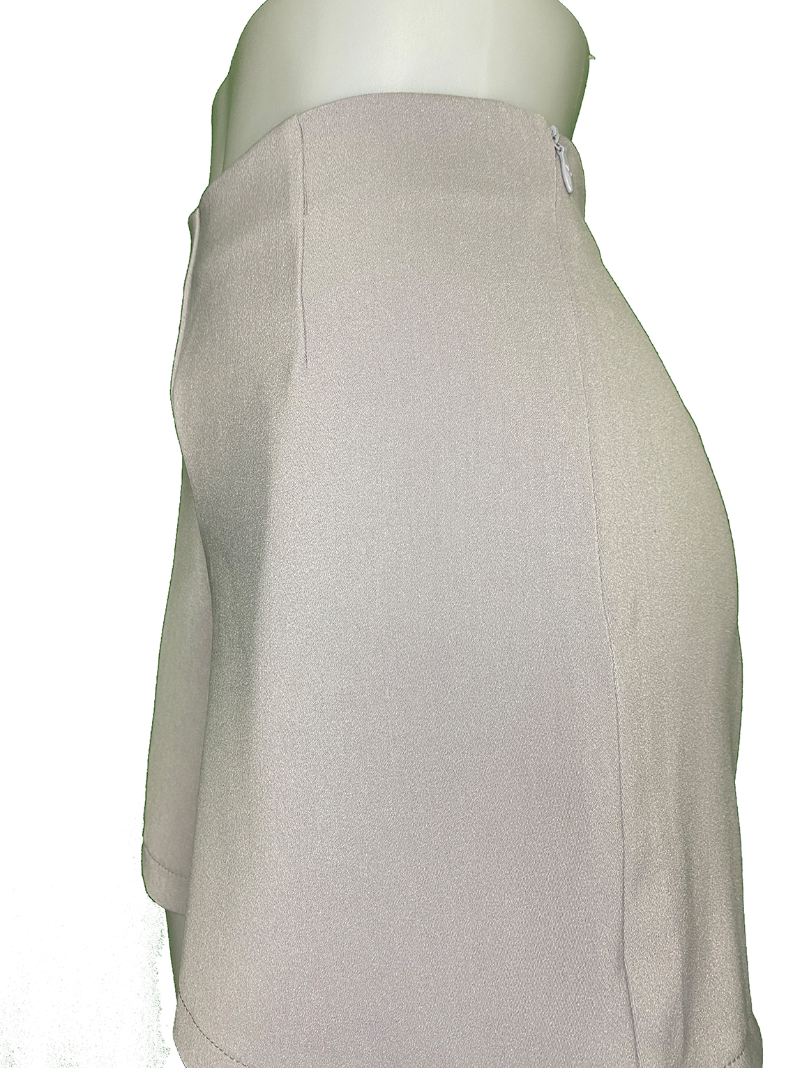 กางเกงขาสั้นเอวสูงขอบเรียบผ้าฮานาโกะ ซิปซ้าย กระเป๋าขวา สีเทา Size S M L XL