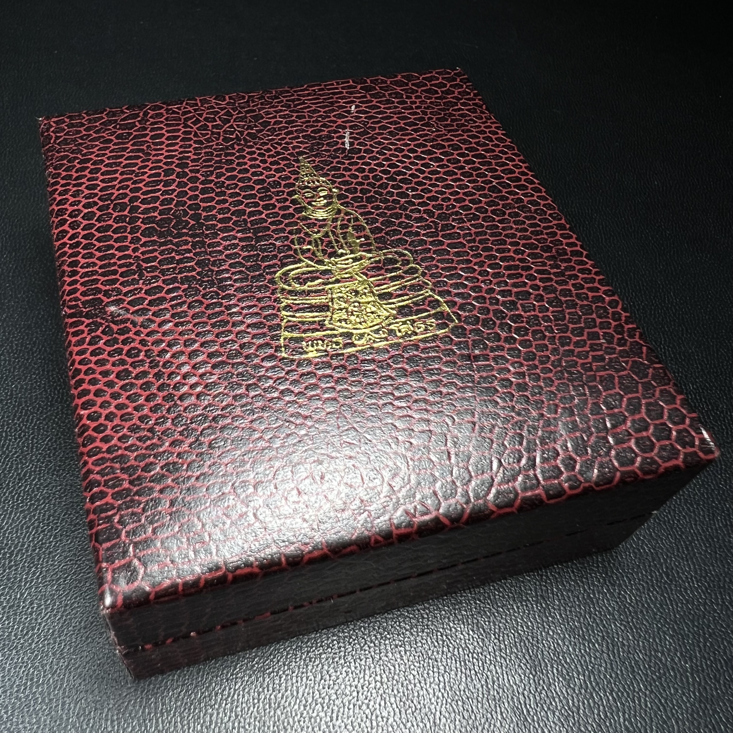 พระพุทธโสธร(หลวงพ่อโสธร) รุ่นสร้างอุโบสถ ปี2539 เนื้อเงิน(ชุบทองพ่นทรายขัดเงาบางส่วน สวยดุจทองคำ) ลอยองค์พิมพ์ใหญ่ สภาพสวยกล่องบรรจุเดิมครบสมบูรณ์(แบบนี้หายาก)(งานแพรนด้า จิวเวลรี่)สวยงดงาม