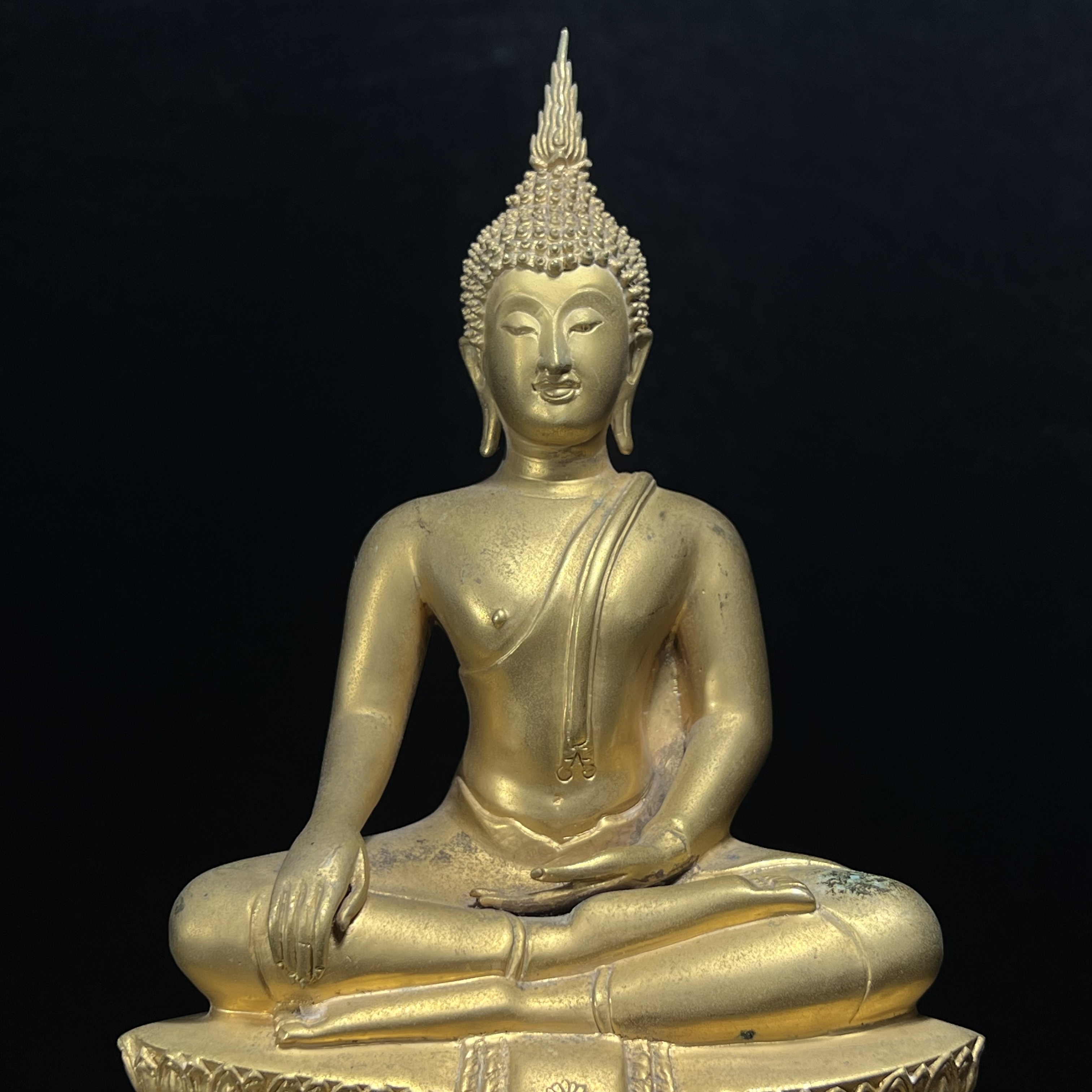 พระบูชาพระพุทธศิรมงคล ภปร. วัตถุมงคลคุ้มเกล้าปี2524 ของมูลนิธิคุ้มเกล้า โรงพยาบาลภูมิพลจัดสร้าง ขนาดหน้าตัก5นิ้ว(ในหลวงรัชกาลที่9 ทรงจุดไฟพระฤกษ์และเททอง พิธีใหญ่)ยอดนิยมหายาก