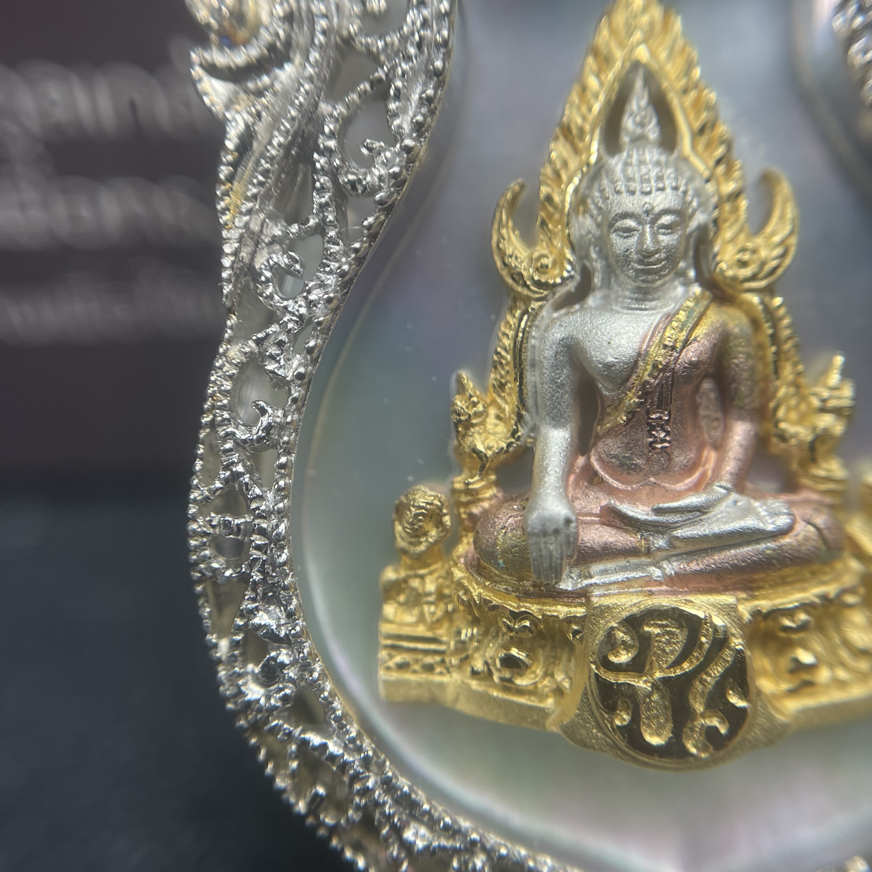 พระพุทธชินราช ภปร. โครงการ "เพราะแผ่นดินนี้ คือ แผ่นดินเกิด" ปี2548(รุ่นแรก) เหรียญทรงเสมา ขนาด 21 x 29 มม.เนื้อเงินสามกษัตริย์ องค์พระชุบสามกษัตริย์ ล้อมด้วยกรอบเงินชุบทองคำขาวสลักเสลาเป็นลวดลายละเอียดอ่อน ส่วนพื้นองค์พระเป็นเปลือกหอยมุขงดงาม