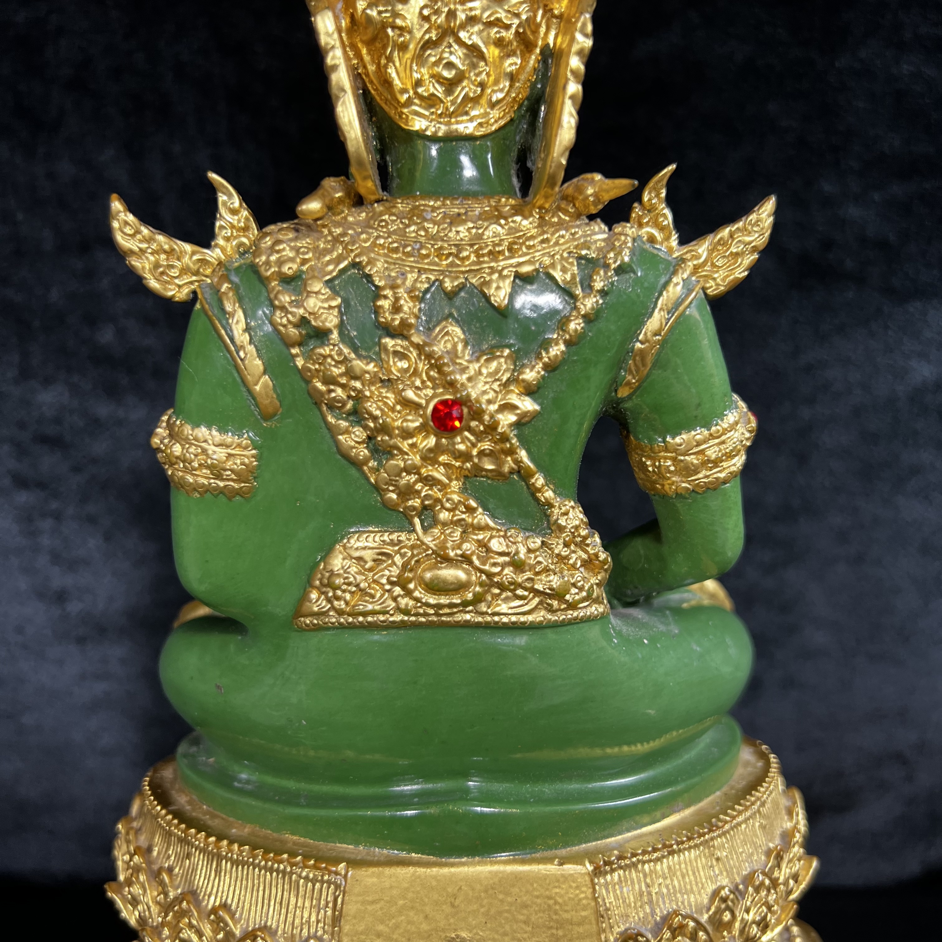 พระพุทธมหามณีรัตนปฏิมากร (จำลอง)พระแก้วมรกต วัดพุทธไทยถาวรวนาราม นครนิวยอร์ก ตรา ภปร. 6รอบ 72พรรษา ในหลวงรัชกาลที่9 ปี2542 ขนาดบูชาหน้าตัก 5นิ้ว หล่อเนื้อโลหะ(ในหลวงรัชกาลที่9 เสด็จเจิมพระสุหร่าย)(1ใน999องค์)