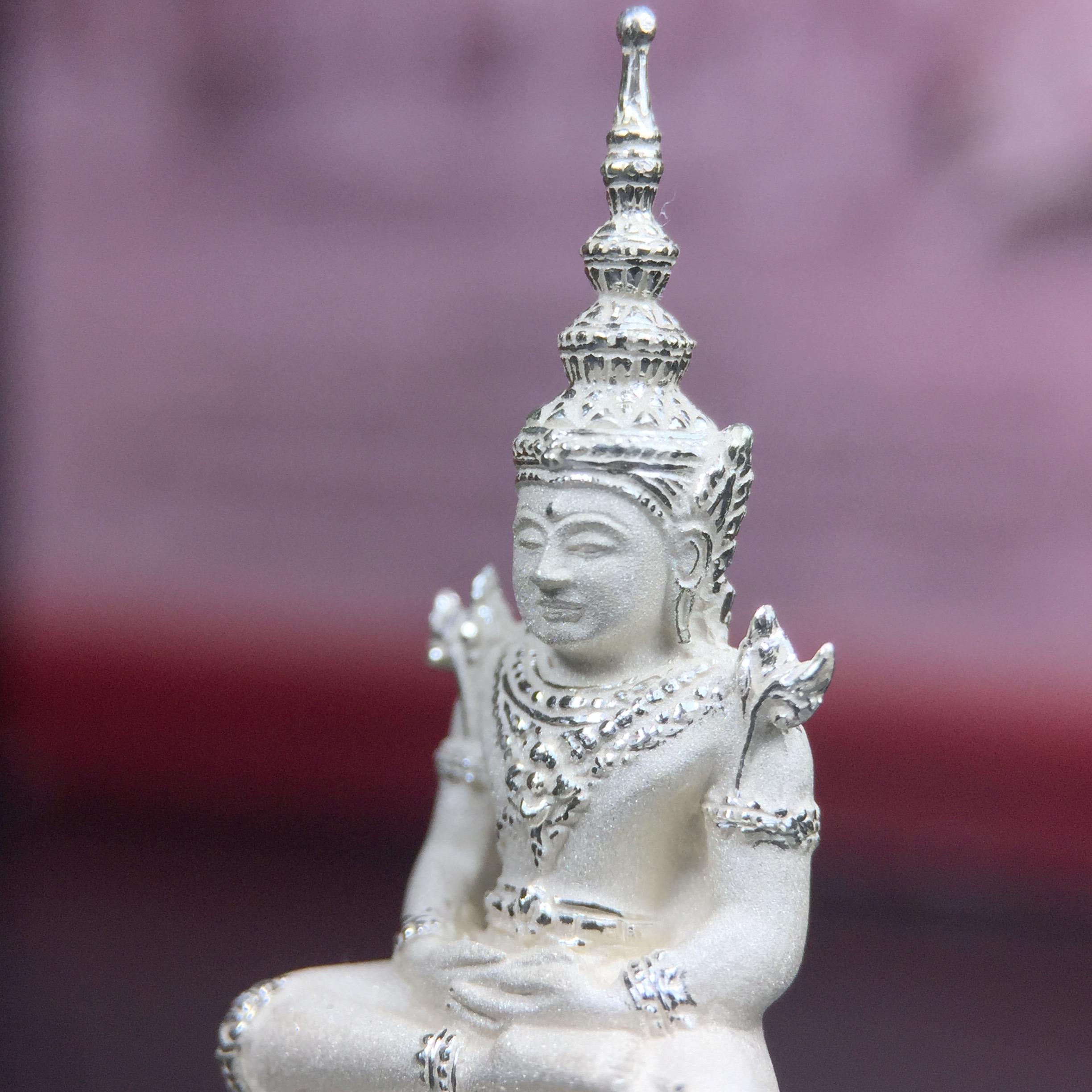 พระแก้วมรกต ภปร.(รุ่นแรก) ปี2545 จัดสร้างในมหาวโรกาส พระบาทสมเด็จพระเจ้าอยู่หัวรัชกาลที่ 9 ครบรอบ 75 พรรษา และฉลองกรุงรัตนโกสินทร์ครบ 220 ปี พิมพ์ลอยองค์ใหญ่ เนื้อเงินบริสุทธิ์ 92.5% ขนาด 19*35 มม. พร้อมกล่องบรรจุเดิม สวยครบสมบูรณ์(องค์หมายเลข 1063)