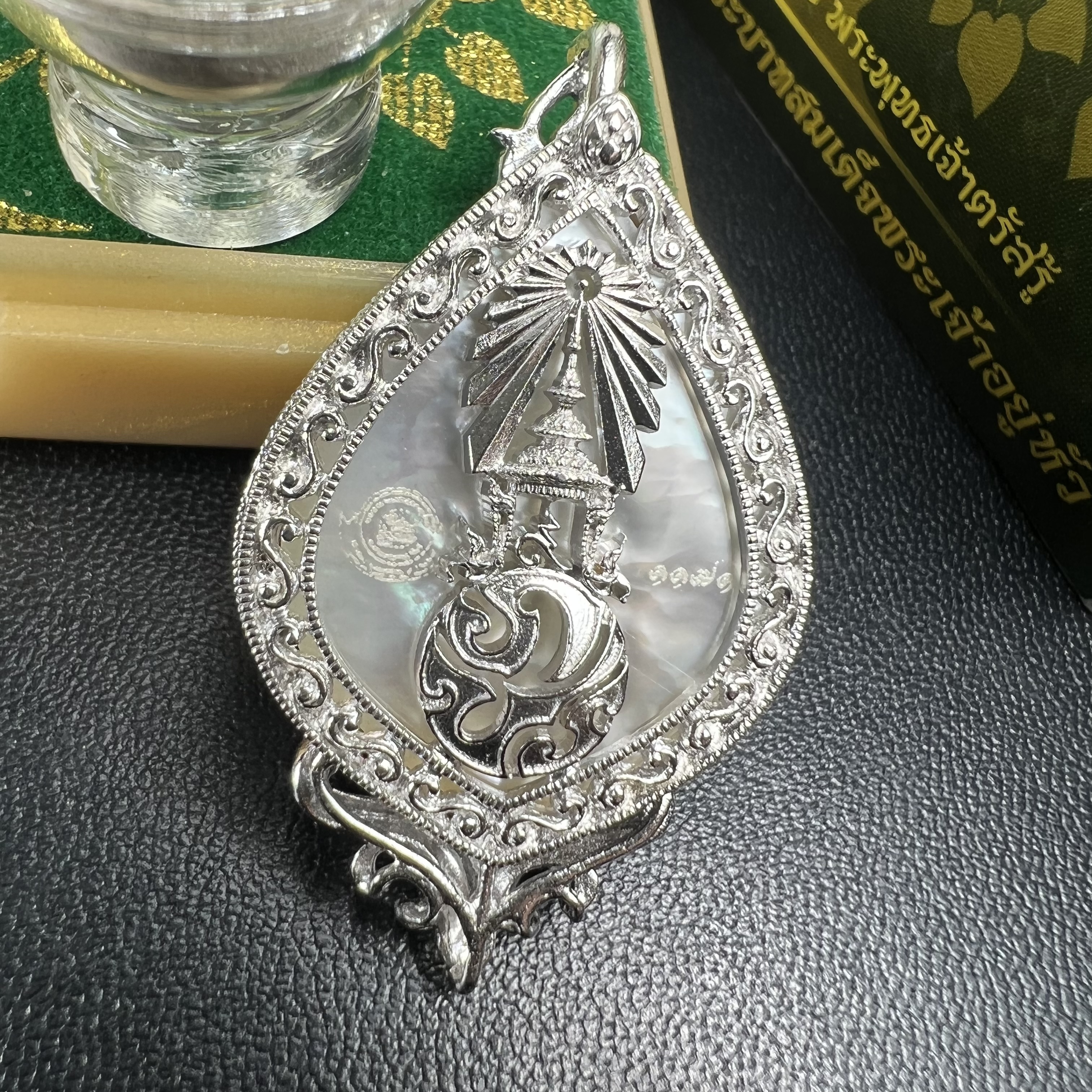 พระพุทธชินราช(จำลอง) ภปร. 84 พรรษา ทรงหยดน้ำ เนื้อเงินชุบทองคำขาว ขนาด 20*36 มม. (พระราชทานมวลสาร จิตรลดาและเส้นพระเจ้า(เส้นผม)รัชกาลที่9)งดงาม ทรงคุณค่า หายาก