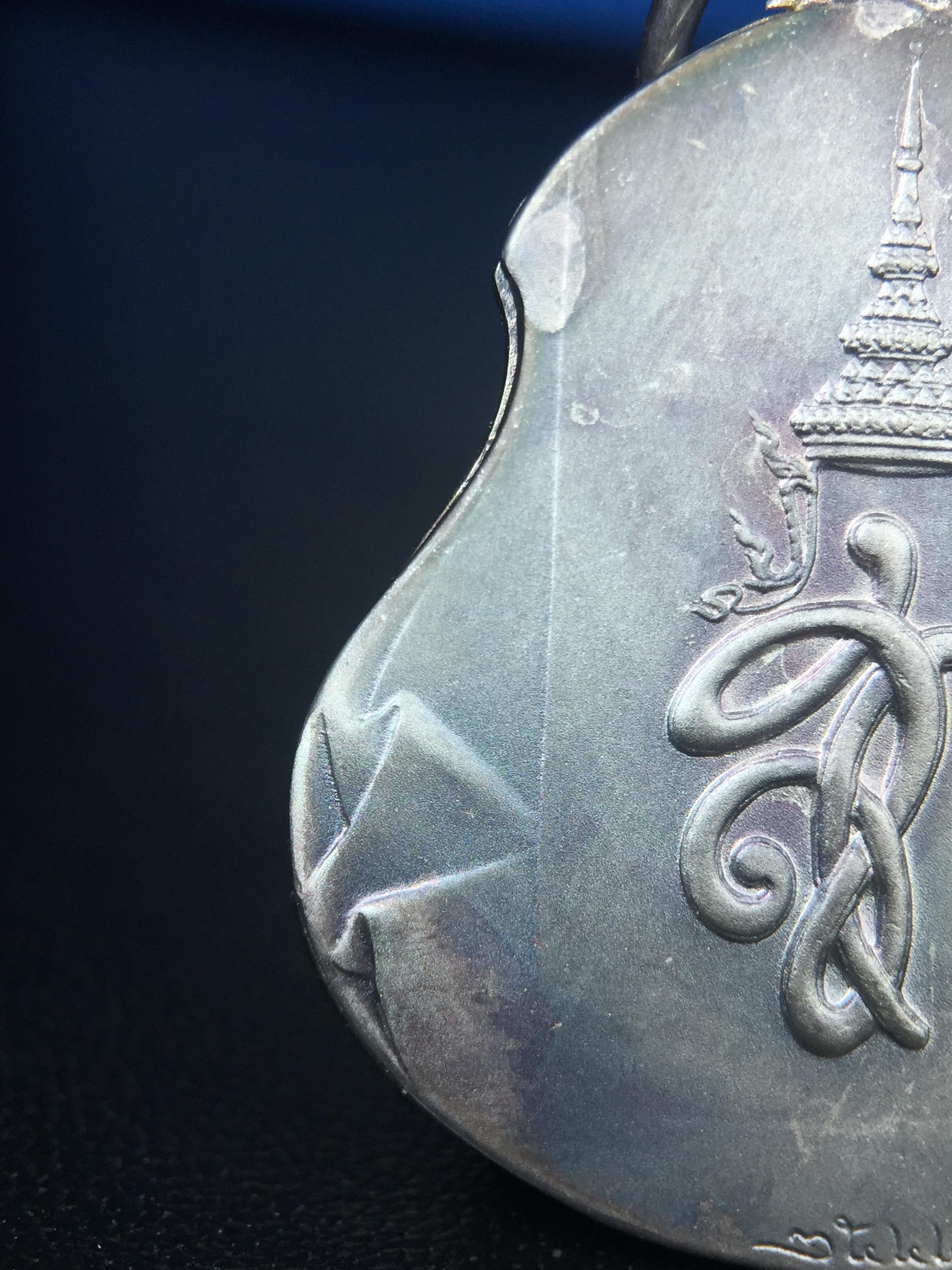 เหรียญหลวงปู่ทวด พระนามาภิไธย สก. แบบงานฉลุโบราณ(HAND MADE) ปี 2544 เนื้อเงิน(ผิวเดิมขึ้นสีรุ้งธรรมชาติสวยมาก) พิธีปลุกเสก ณ อุโบสถวัดช้างให้ และ พิธีมังคลาภิเษก ณ พระอุโบสถ วัดพระศรีรัตนศาสดาราม(วัดพระแก้ว) (1 ใน 2000 เหรียญ)พบเจอน้อยหายากมาก